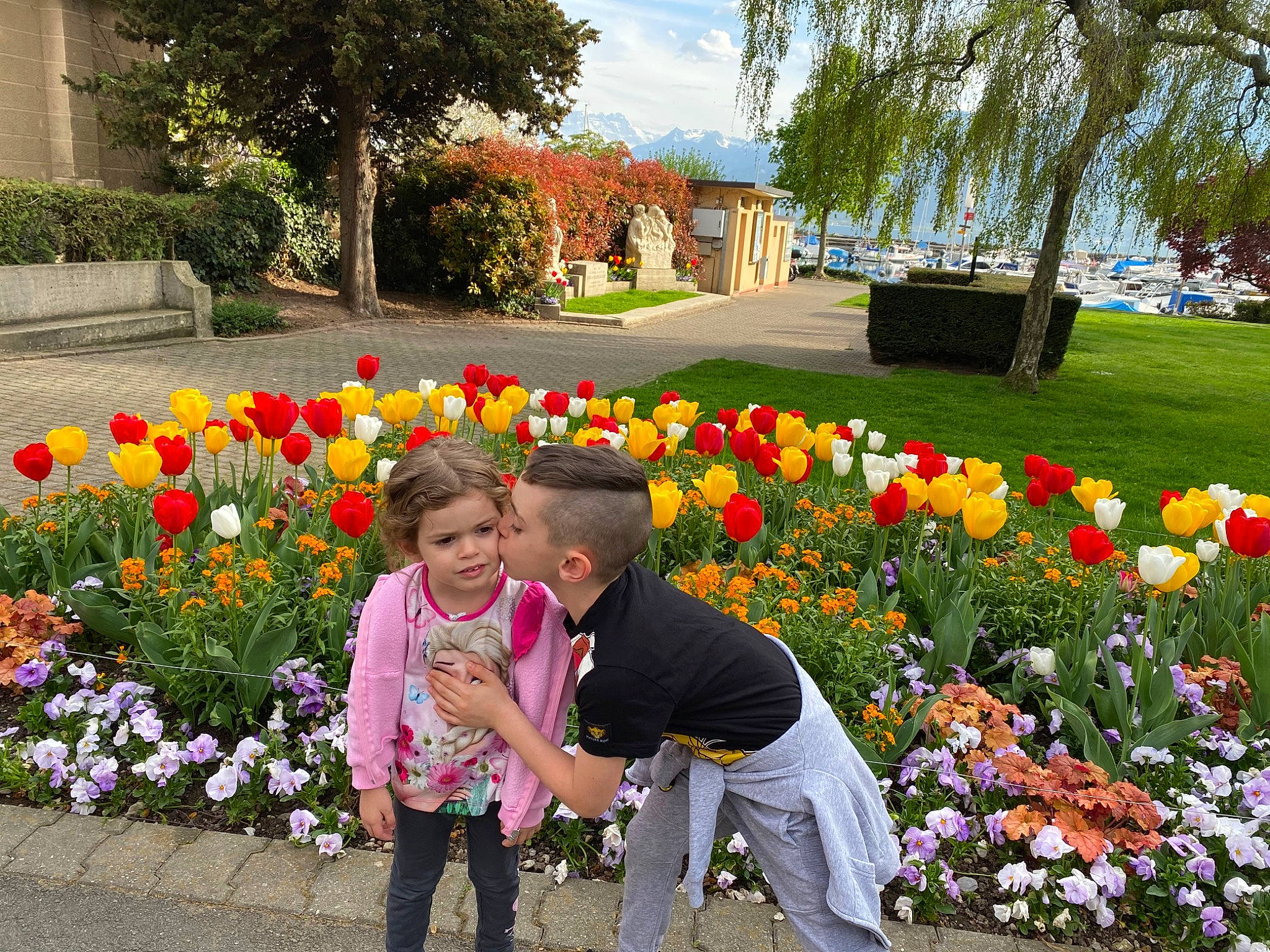 Melissa a rejoint le concours — aidez-le/la à gagner de superbes lots ! annual_plant, botanical_garden, botany, child, floristry, flower, garden, grass, landscaping, leisure, lily_family, park, person, plant, recreation, spring, tourism, tree, tulip, vacation