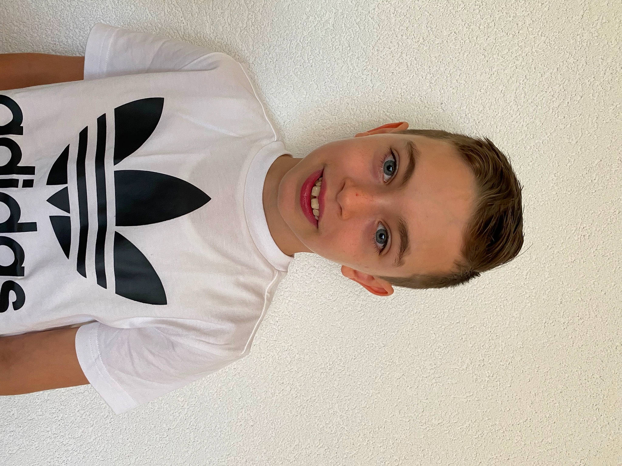 Alessio participe au concours pour gagner de l'argent avec cette photo : arm, baby, child, ear, face, forehead, head, joy, neck, nose, person, t_shirt, toddler, white