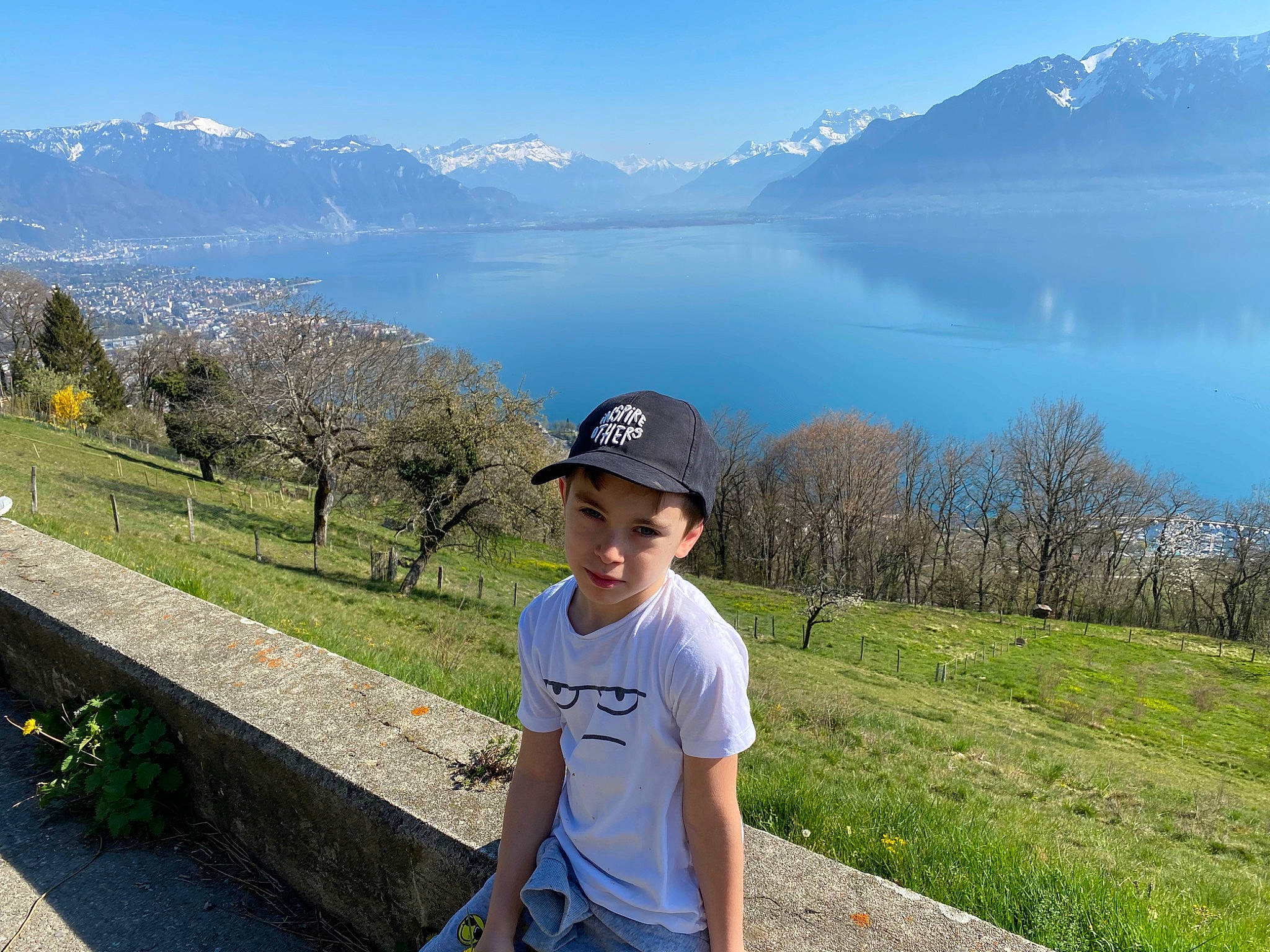 Alessio participe au concours pour gagner de l'argent avec cette photo : alps, cloud, grass, headgear, headwear, highland, hill, hill_station, lake, mountain, mountain_range, mountainous_landforms, person, plant, recreation, sky, spring, tourism, travel, tree