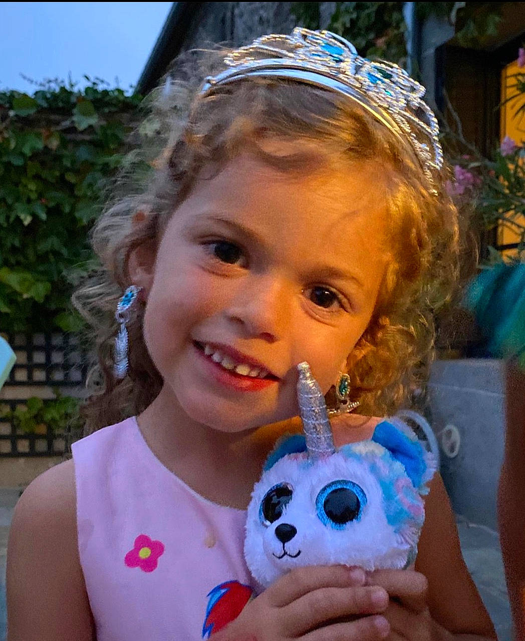 Melissa a rejoint le concours — aidez-le/la à gagner de superbes lots ! child, ear, face, fashion_accessory, hair_accessory, head, headband, headgear, joy, party_hat, party_supply, person, smile, toddler, vacation