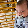 Liham a rejoint le concours — aidez-le/la à gagner de superbes lots ! baby, pacifier, crib, wooden_bars, blue_pajamas, infant, face, child, indoors, sleepwear, cute, person, closeup, soft_lighting, baby_girl, baby_boy, resting, home, portrait, young_child