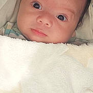Liham a rejoint le concours — aidez-le/la à gagner de superbes lots ! baby, infant, blanket, face, eyes, expression, cute, soft, star_pattern, closeup, portrait, newborn, child, indoors, young, skin, head, hair, sleepwear, peaceful