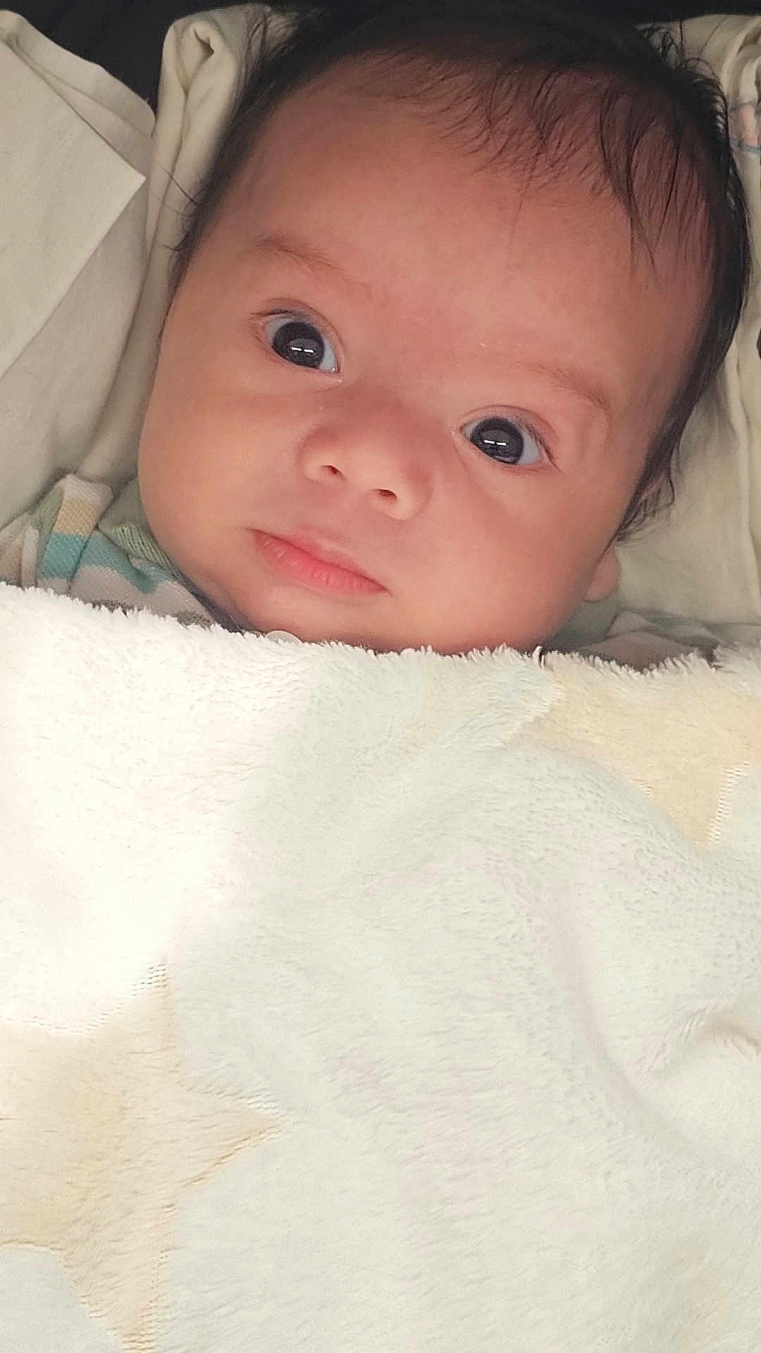 Liham a rejoint le concours — aidez-le/la à gagner de superbes lots ! baby, infant, blanket, face, eyes, expression, cute, soft, star_pattern, closeup, portrait, newborn, child, indoors, young, skin, head, hair, sleepwear, peaceful