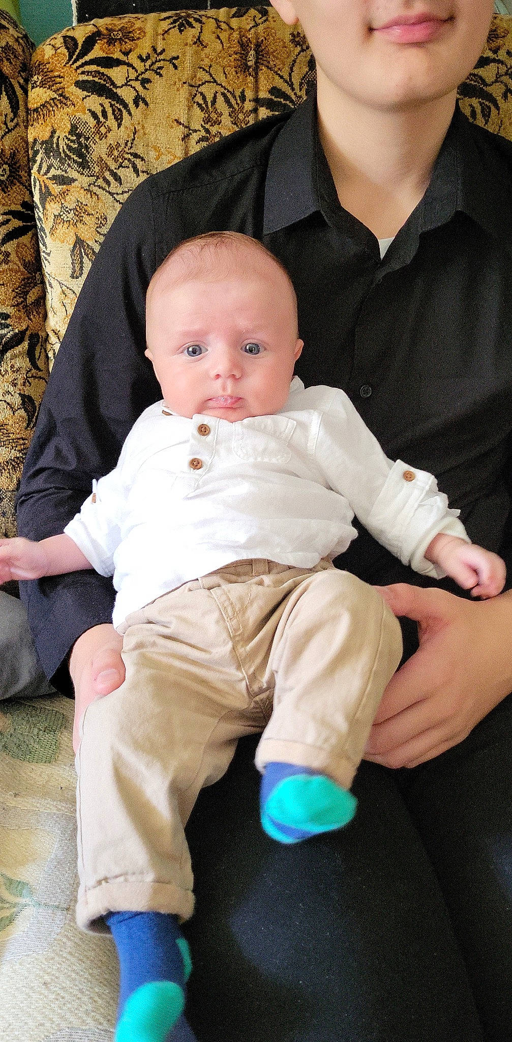 Bastien participe au concours pour gagner de l'argent avec cette photo : abdomen, baby, baby_toddler_clothing, cheek, child, comfort, family, finger, foot, fun, grass, happy, iris, lap, person, sitting, skin, sleeve, sock, t_shirt