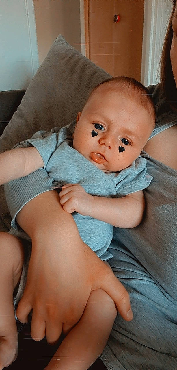 Bastien participe au concours pour gagner de l'argent avec cette photo : arm, baby, baby_toddler_clothing, cheek, comfort, finger, human_body, iris, joint, knee, lap, leg, mouth, muscle, person, shoulder, skin, stomach, thigh, toddler