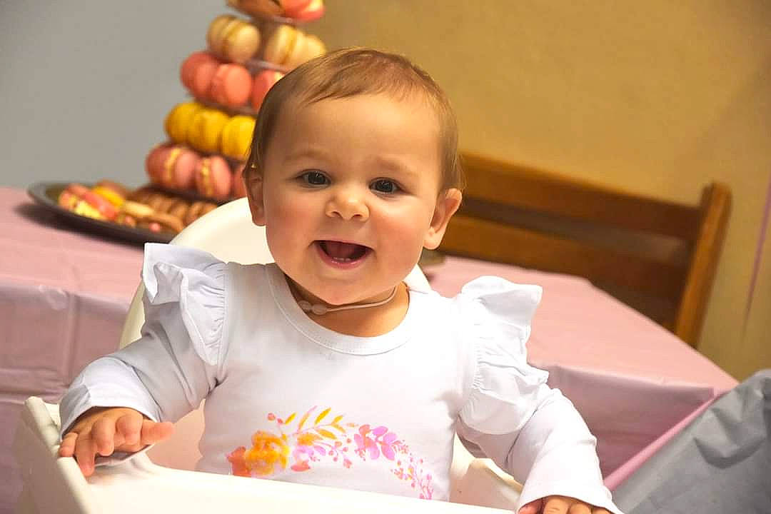 Jade participe au concours pour gagner de l'argent avec cette photo : baby, baby_toddler_clothing, chair, cheek, child, event, face, finger, fun, happy, joy, leisure, mouth, natural_foods, orange, organ, person, smile, sweetness, t_shirt