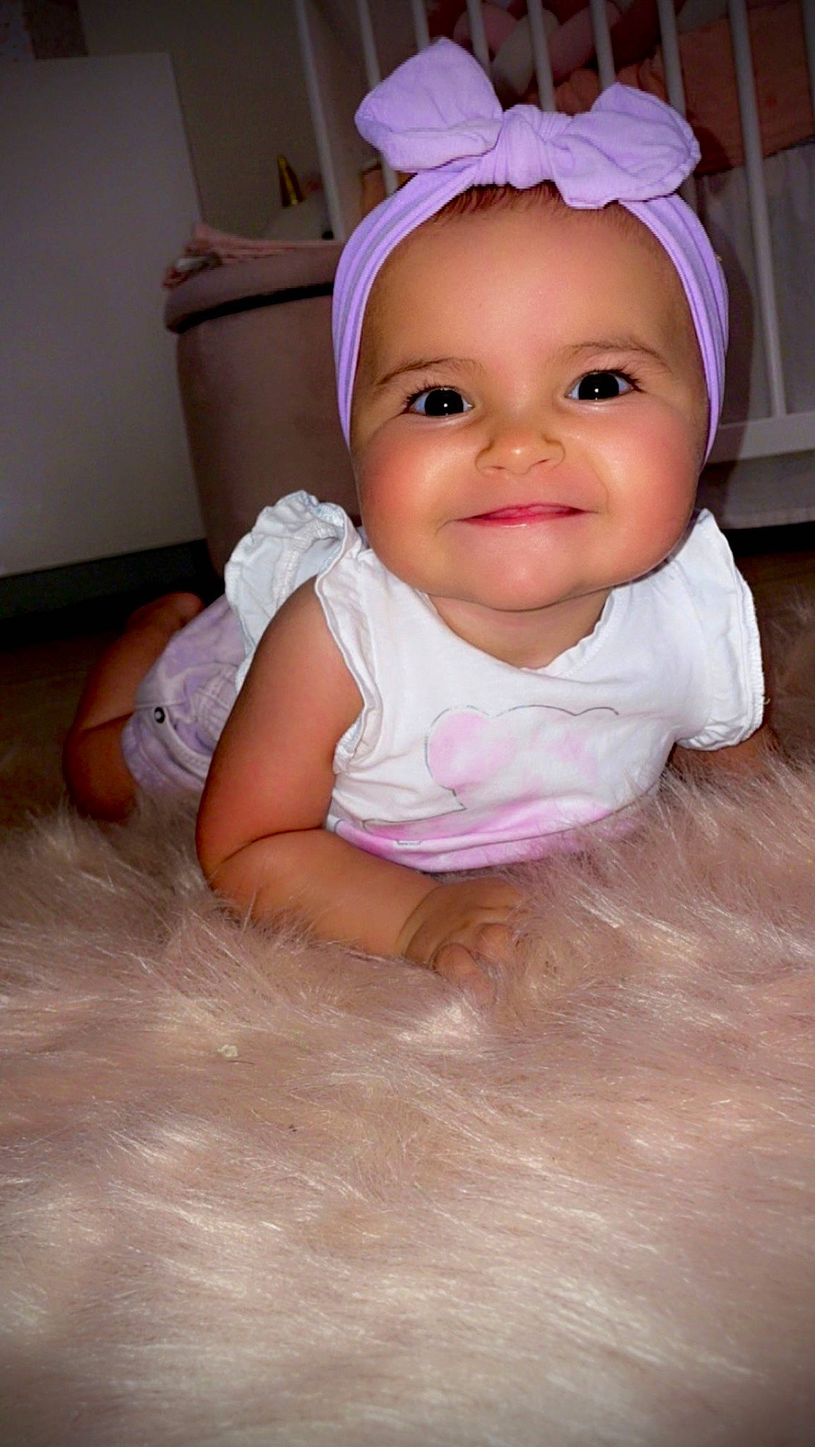 Eléna a rejoint le concours — aidez-le/la à gagner de superbes lots ! baby, baby_toddler_clothing, cap, cheek, comfort, eye, eyebrow, finger, flooring, happy, headgear, human_body, iris, joy, lip, nose, person, pink, purple, skin