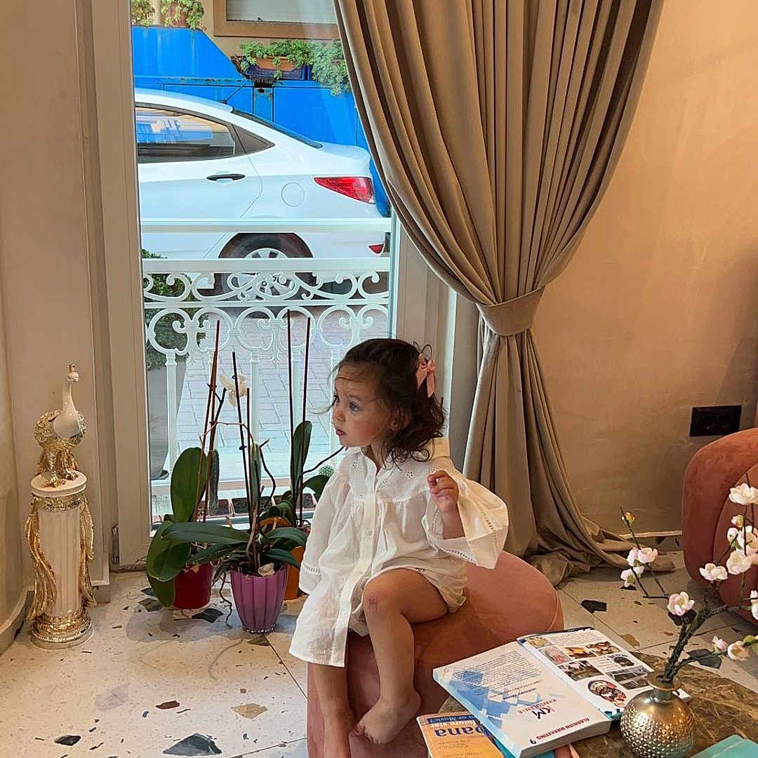 Alya a rejoint le concours — aidez-le/la à gagner de superbes lots ! advertisement, architecture, beanbag, building, chair, chaise, child, clothing, female, foyer, furniture, girl, indoors, nightlife, person, sitting, sleeve, spa, text, urban