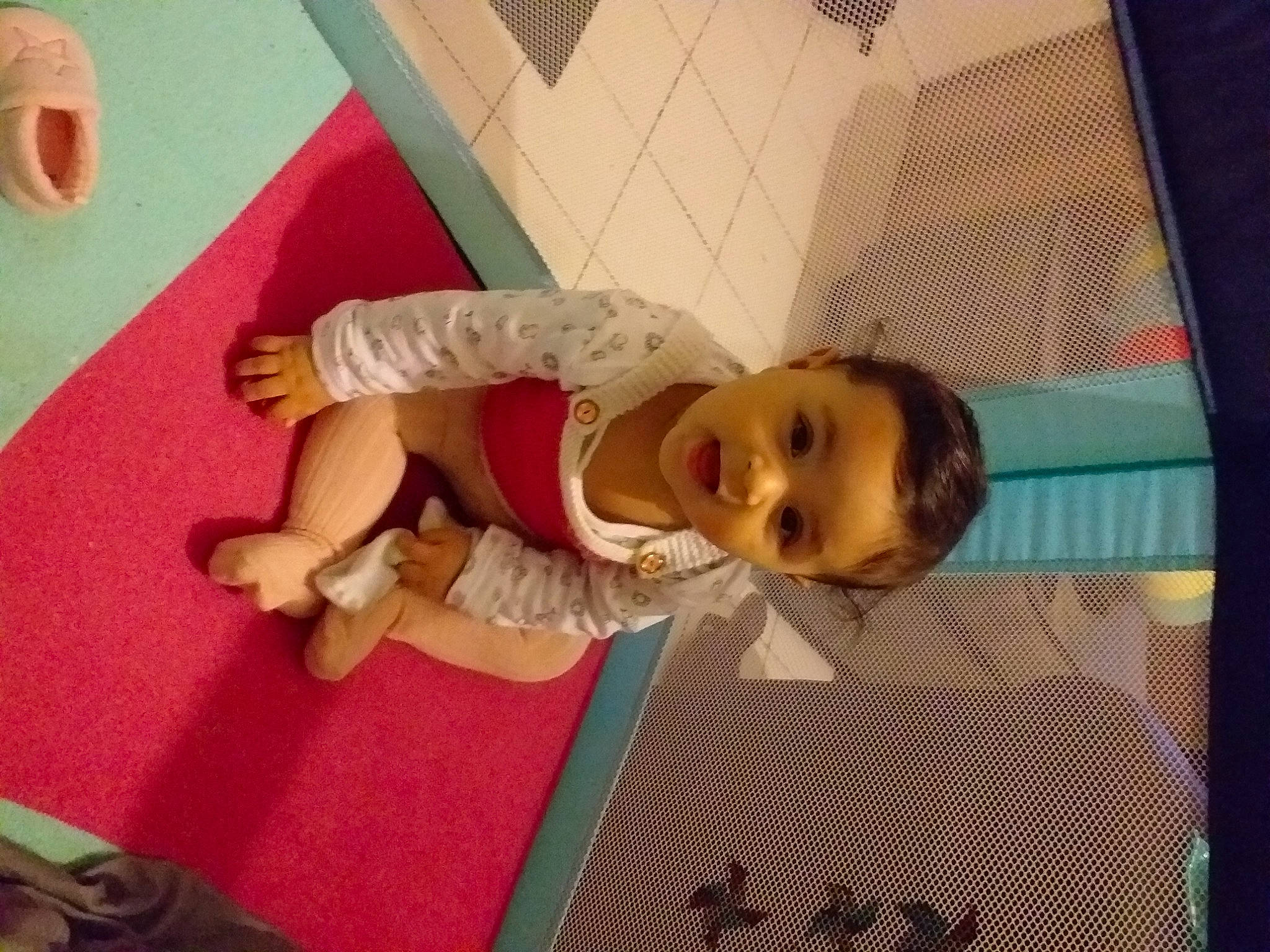 Talya participe au concours pour gagner de l'argent avec cette photo : baby, baby_toddler_clothing, beauty, child, comfort, face, floor, flooring, fun, human_leg, leisure, magenta, pattern, person, room, sock, textile, thigh, toddler, toy