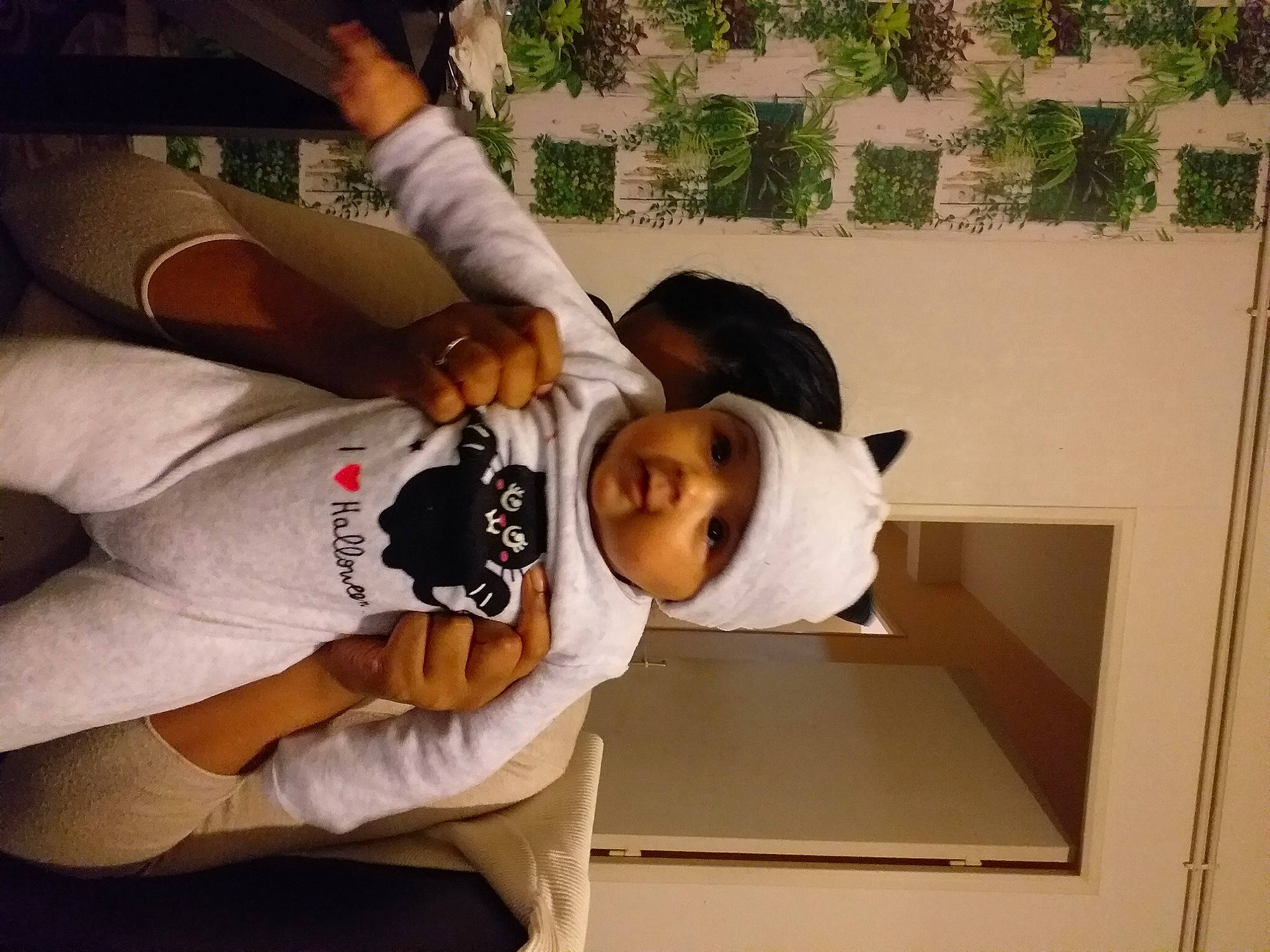 Talya participe au concours pour gagner de l'argent avec cette photo : baby, child, comfort, elbow, event, fun, gesture, happy, headwear, houseplant, person, plant, room, sleeve, smile, t_shirt, toddler, tree