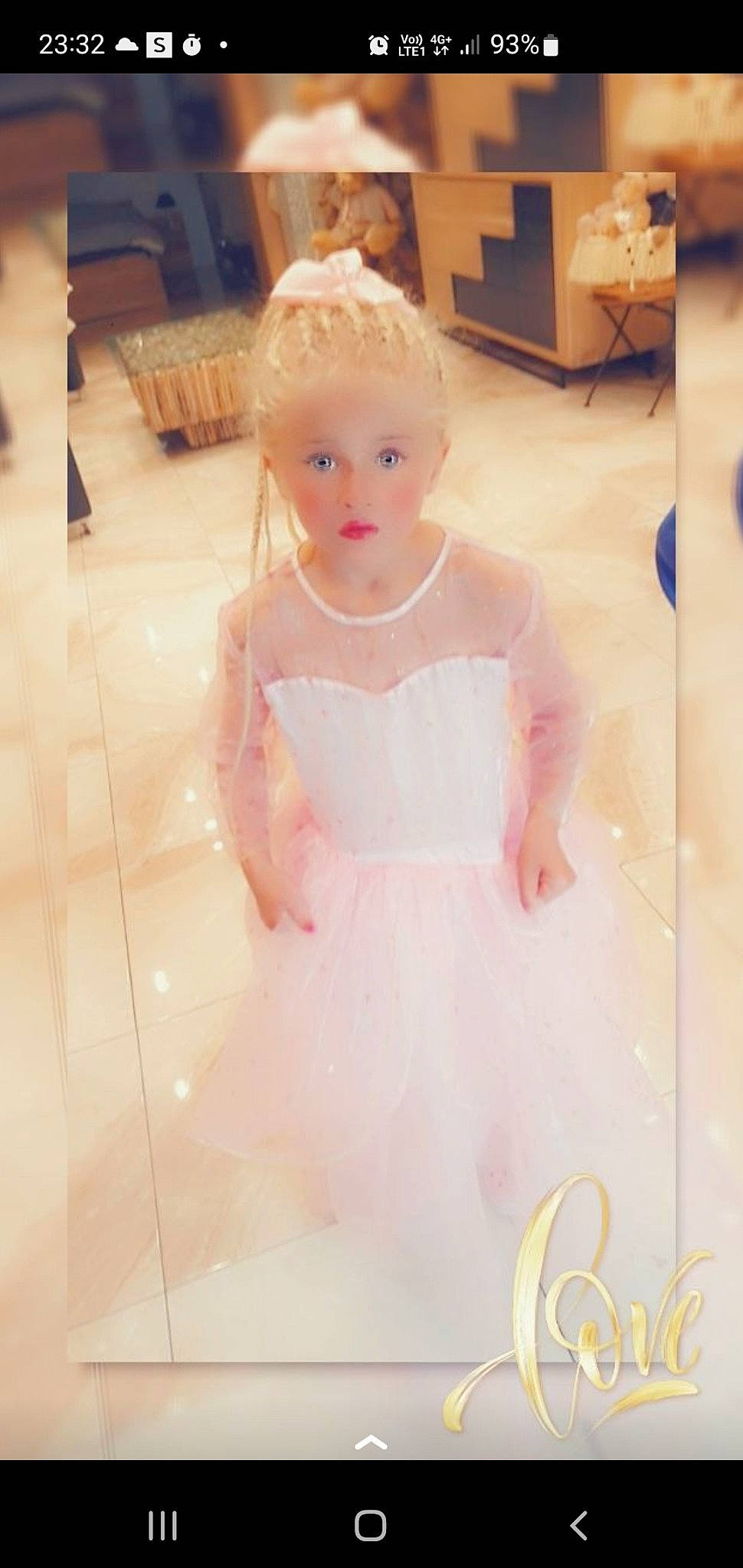 Kinsley a rejoint le concours — aidez-le/la à gagner de superbes lots ! baby_toddler_clothing, bridal_accessory, bridal_clothing, bridal_party_dress, dress, embellishment, fashion_design, floor, flooring, gown, hair, happy, head, human_body, neck, one_piece_garment, person, pink, sleeve, waist