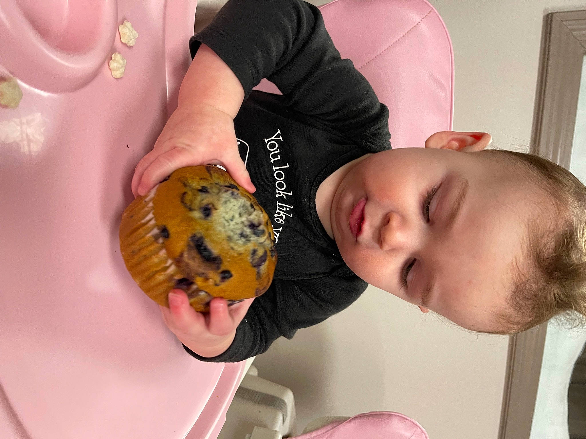 Teron is registered to the contest to win money with this photo: baby, baby_products, baby_safety, baby_toddler_clothing, baking, child, comfort, comfort_food, dessert, finger, food, fun, happy, icing, mouth, orange, pastry, person, room, sweetness