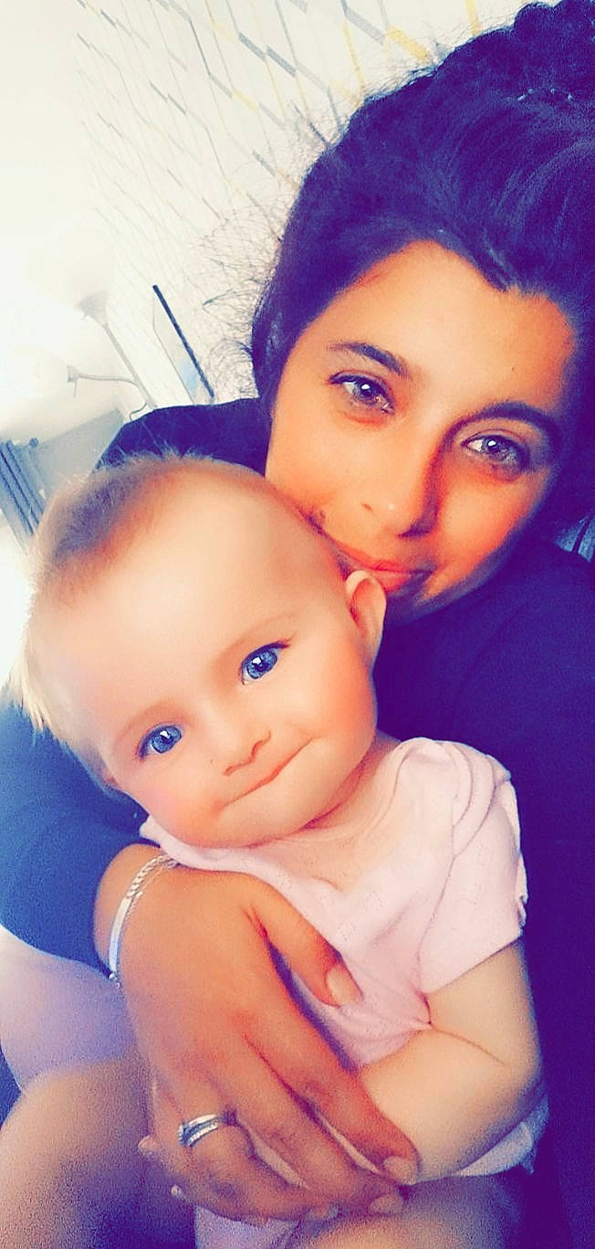 Thalia a rejoint le concours — aidez-le/la à gagner de superbes lots ! baby, baby_toddler_clothing, black_hair, cheek, child, cool, eye, eyebrow, eyelash, flash_photography, fun, gesture, happy, iris, lip, mouth, neck, nose, person, skin