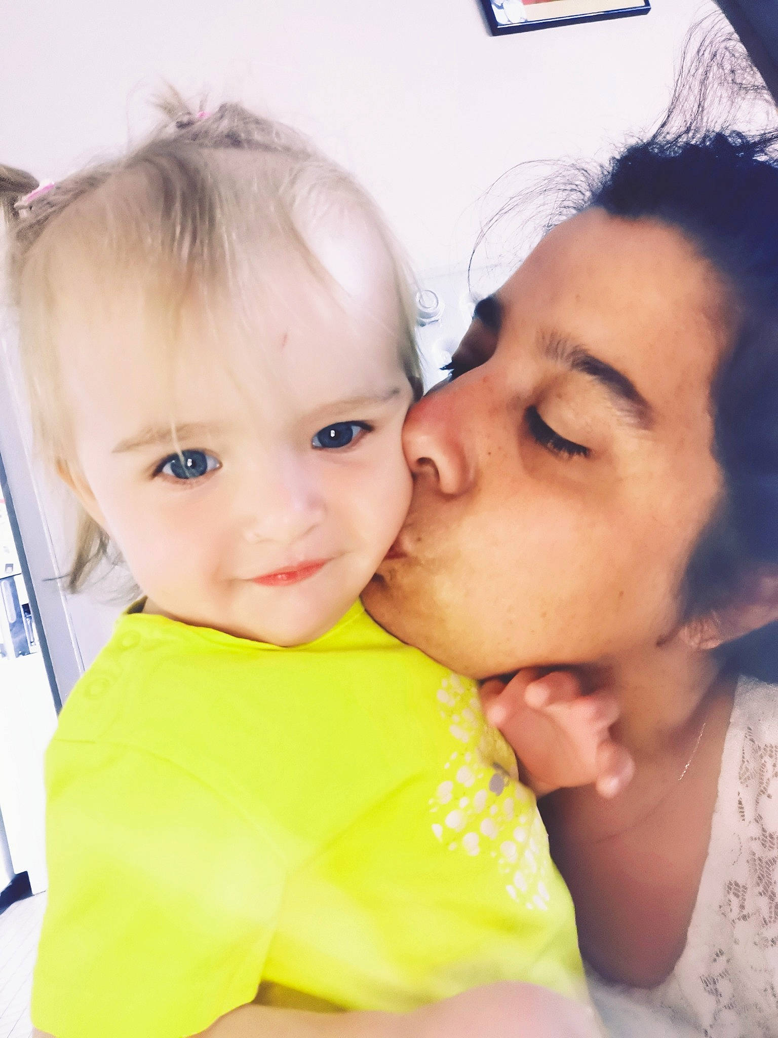 Thalia a rejoint le concours — aidez-le/la à gagner de superbes lots ! baby, baby_toddler_clothing, beauty, cheek, eyebrow, eyelash, facial_expression, finger, fun, gesture, happy, iris, kiss, lip, mouth, neck, nose, people_in_nature, person, skin