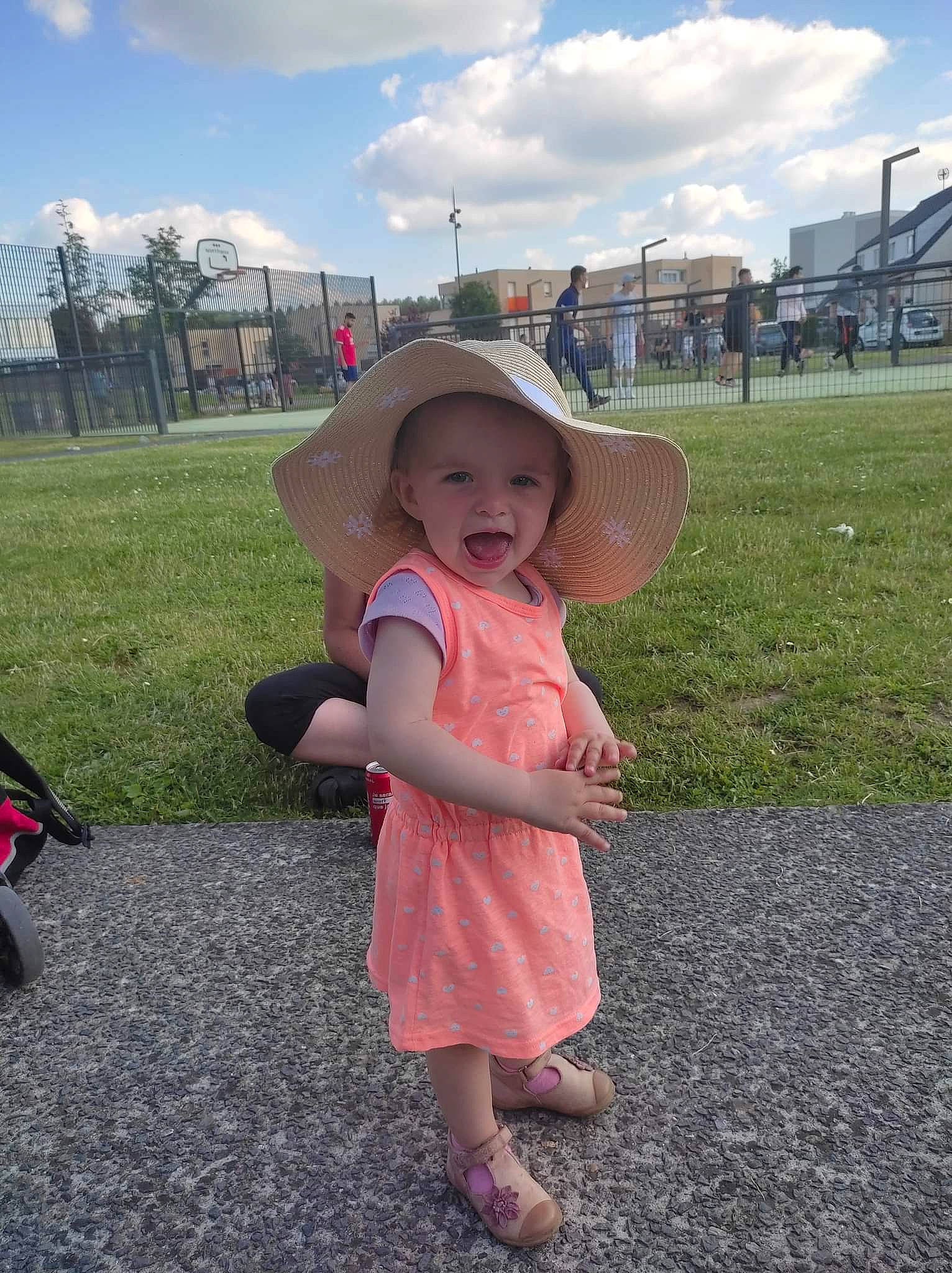 Thalia participe au concours pour gagner de l'argent avec cette photo : asphalt, backpack, city, cloud, dress, fun, grass, happy, hat, headwear, landscape, leisure, person, pink, plant, recreation, sky, sun_hat, toddler, travel