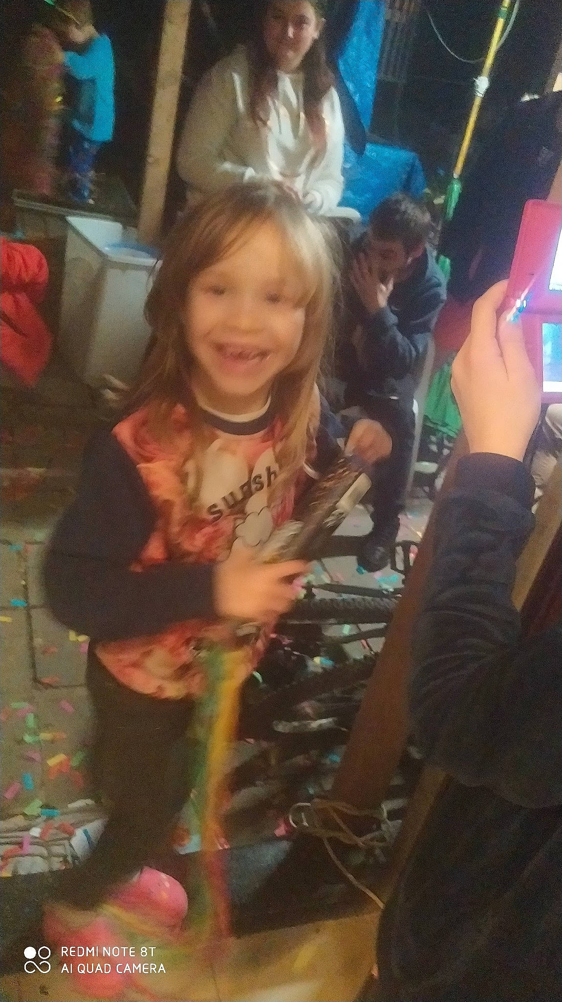 Embeyr participe au concours pour gagner de l'argent avec cette photo : child, cool, electronic_device, entertainment, event, facial_expression, finger, fun, hairstyle, happy, joy, leisure, party, person, play, recreation, smile, t_shirt, thigh, thumb