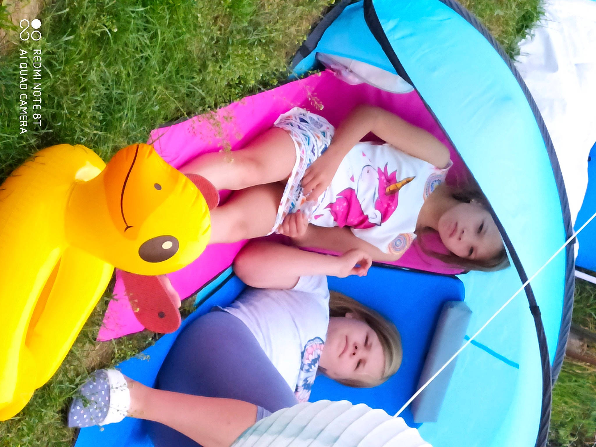 Embeyr a rejoint le concours — aidez-le/la à gagner de superbes lots ! blue, facial_expression, fun, grass, happy, lap, leisure, mammal, organ, outdoor_recreation, person, photograph, pink, plant, product, shorts, style, sunglasses, vertebrate, white