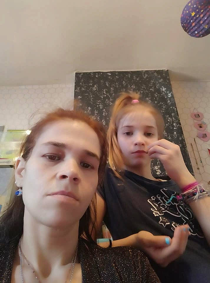 Yellena participe au concours pour gagner de l'argent avec cette photo : blond, brown_hair, child, event, eyelash, eyewear, fashion_design, fun, gesture, hair, hairstyle, happy, head, iris, jewellery, long_hair, necklace, person, photograph, room