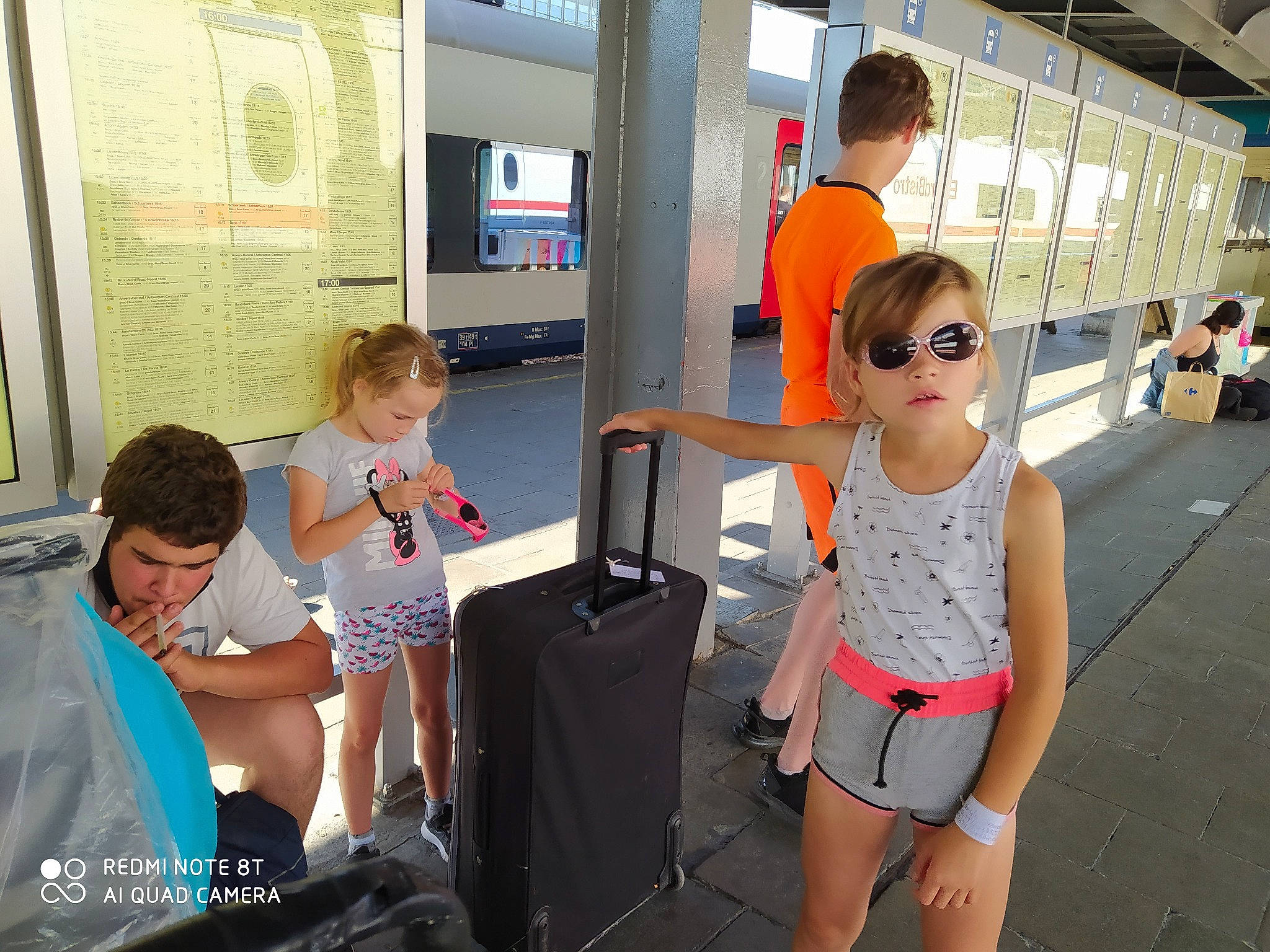 Saumalya a rejoint le concours — aidez-le/la à gagner de superbes lots ! bag, event, eyewear, fashion_design, fun, hairstyle, human_leg, joint, leg, leisure, luggage_and_bags, passenger, person, public_transport, shorts, shoulder, standing, t_shirt, thigh, travel