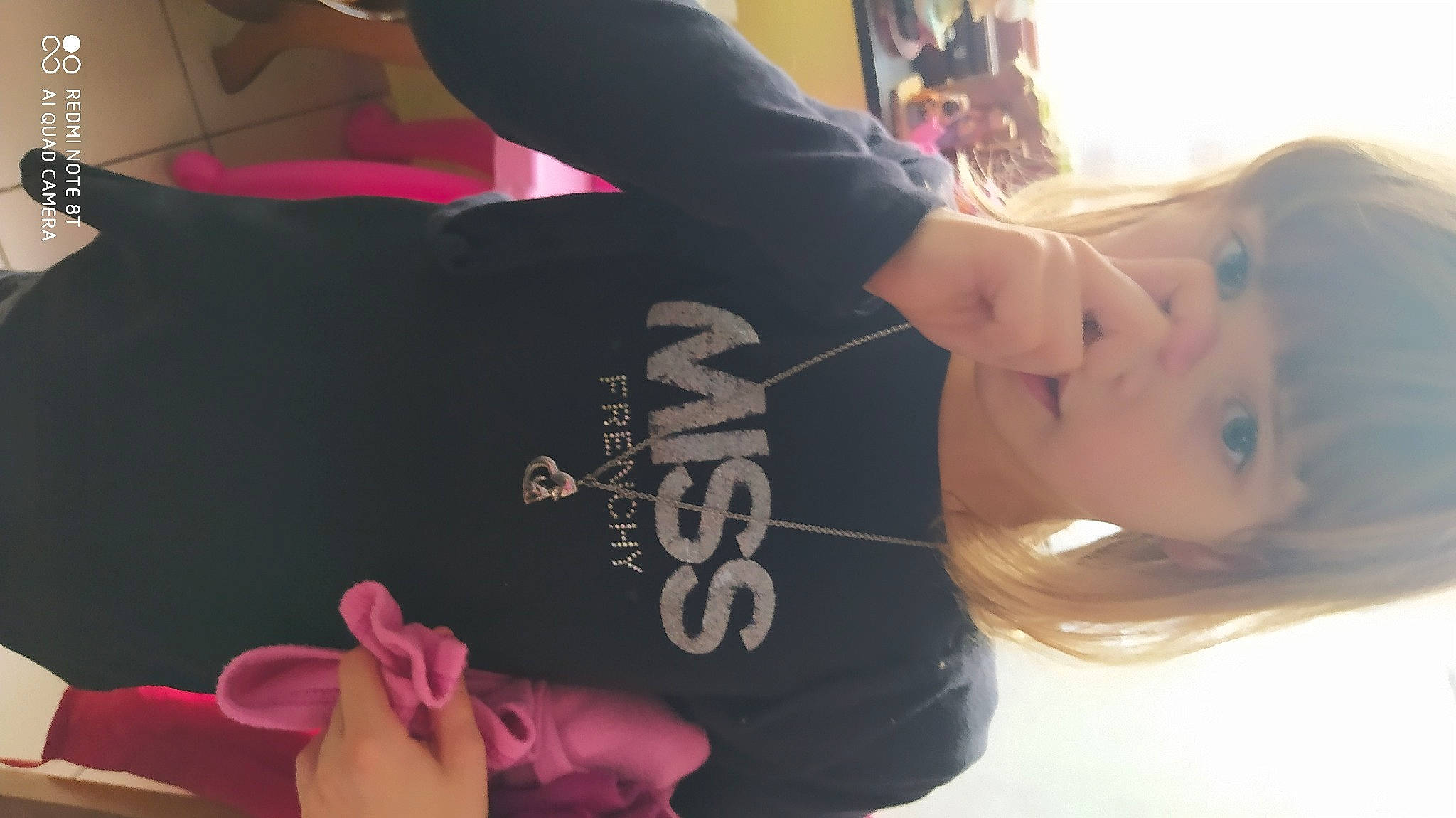 Saumalya participe au concours pour gagner de l'argent avec cette photo : black_hair, cool, elbow, eyewear, finger, fun, gesture, hand, human_leg, joint, knee, leg, mouth, nail, neck, person, sleeve, sportswear, thigh, thumb