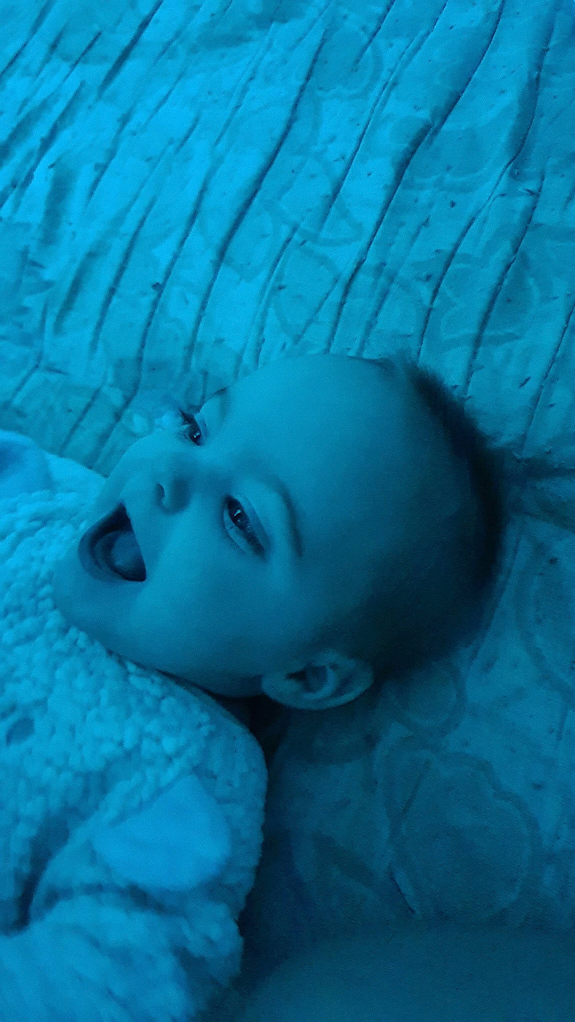 Leïlany participe au concours pour gagner de l'argent avec cette photo : aqua, blue, child, close_up, electric_blue, eye, eyebrow, eyelash, fun, grass, organism, pattern, person, portrait_photography, toddler