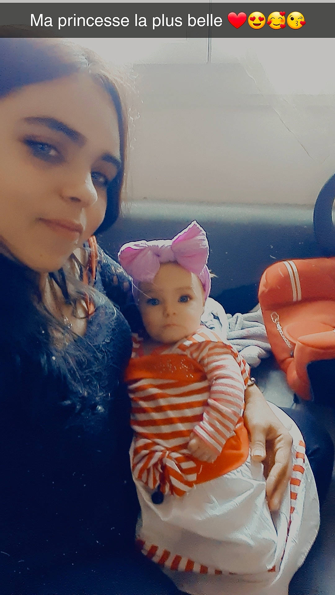 Leïlany a rejoint le concours — aidez-le/la à gagner de superbes lots ! abdomen, baby, child, doll, fun, happy, lip, magenta, person, pillow, pink, sitting, skin, stuffed_toy, t_shirt, teddy_bear, toddler, toy, vacation