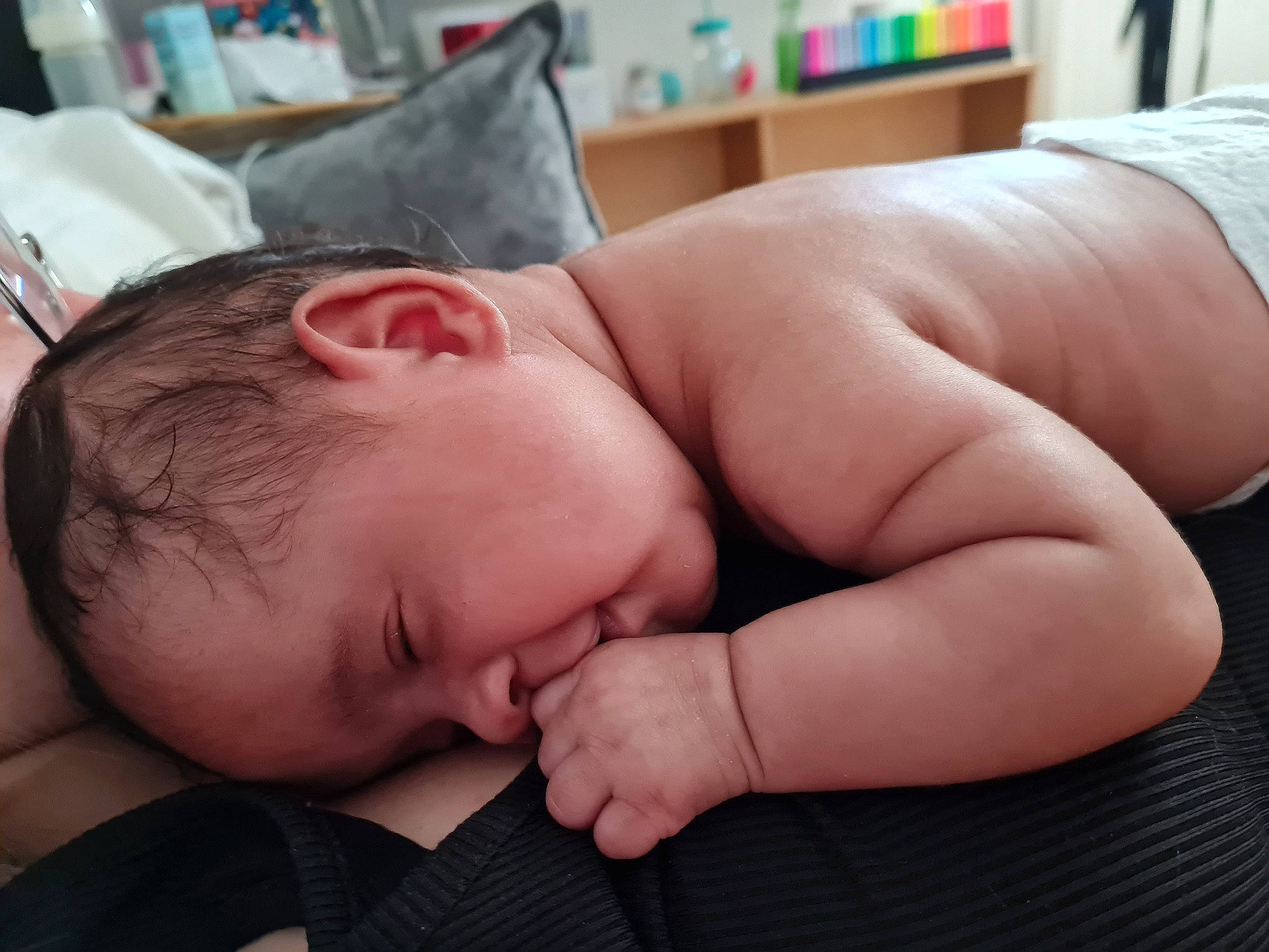 Neyla a rejoint le concours — aidez-le/la à gagner de superbes lots ! baby, cheek, chest, comfort, eyebrow, finger, gesture, hand, human_body, joint, leg, mammal, mouth, muscle, neck, nose, person, shoulder, skin, thumb