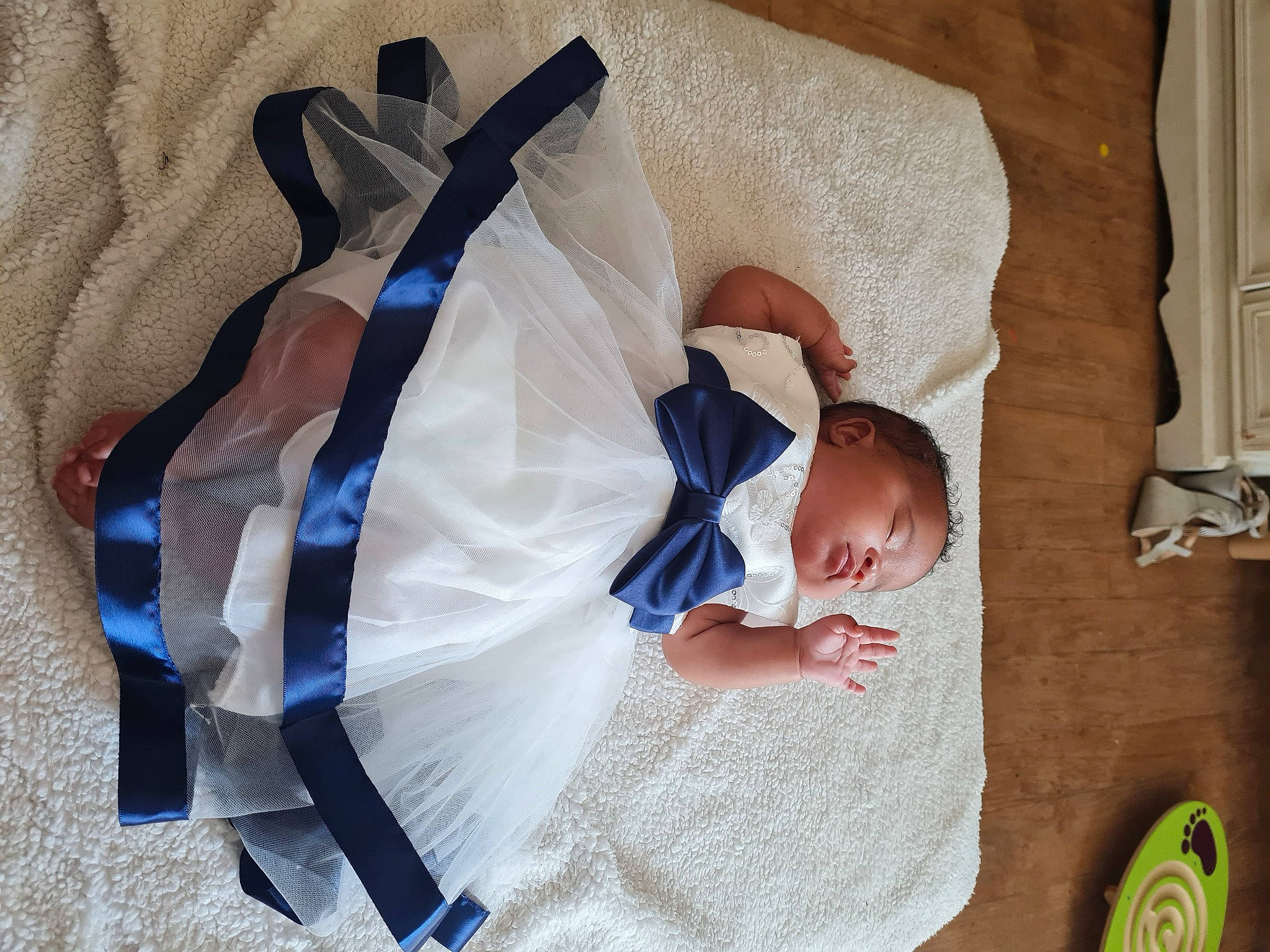 Neyla participe au concours pour gagner de l'argent avec cette photo : baby, baby_carriage, baby_products, baby_safety, baby_sleeping, baby_toddler_clothing, bedding, bedtime, child, comfort, cradle, electric_blue, infant_bed, linens, person, product, sleeve, textile, toddler, tree