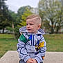 Tayler a rejoint le concours — aidez-le/la à gagner de superbes lots ! child, boy, hoodie, sitting, outdoor, bench, park, grass, trees, casual_clothing, portrait, cute, young, fashion, hands, nature, daylight, blurry_background, thoughtful, hairstyle