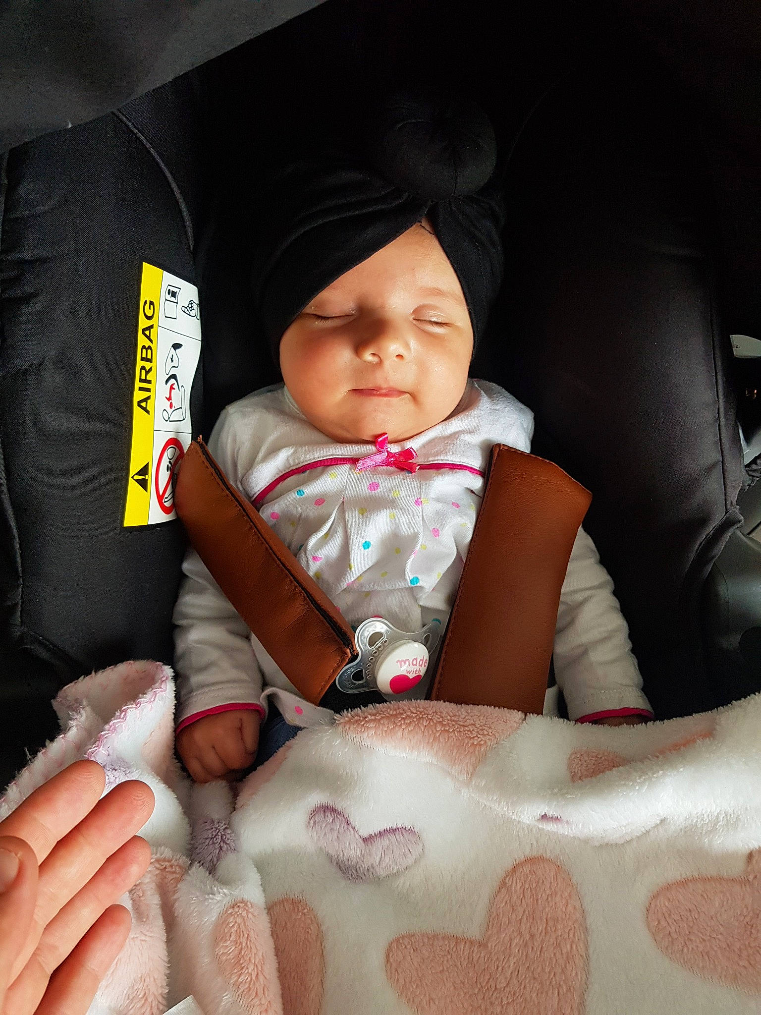 Islem participe au concours pour gagner de l'argent avec cette photo : arm, baby, baby_in_car_seat, baby_products, beauty, birth, car_seat, cheek, child, cool, finger, hand, headwear, human, person, pink, play, product, sitting, skin