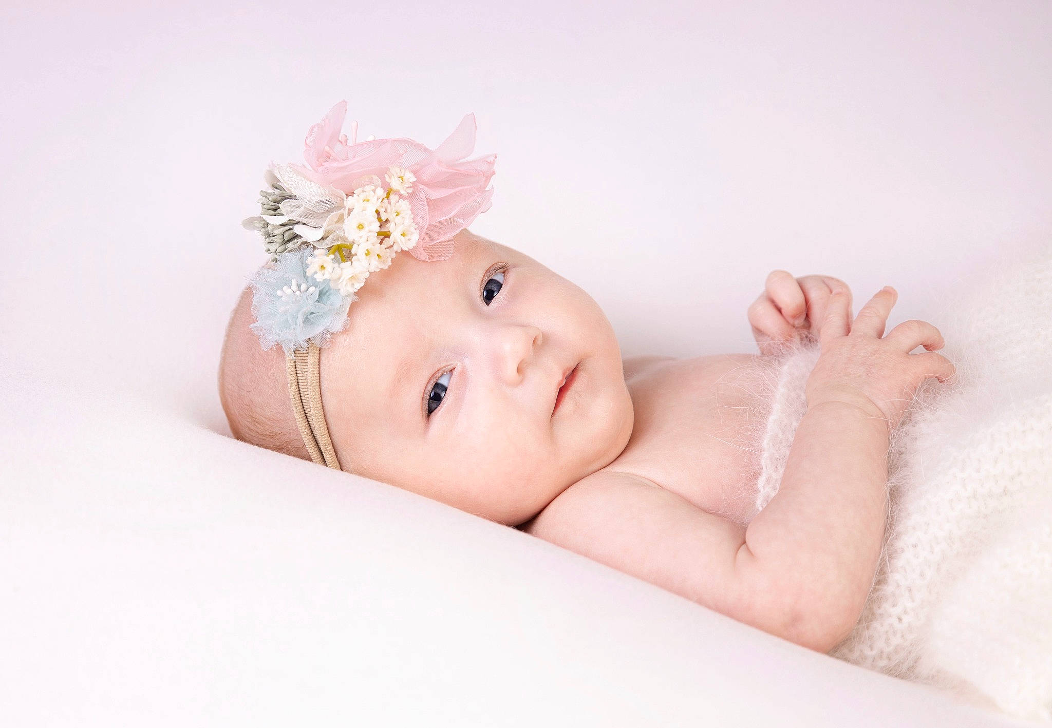 Capucine participe au concours pour gagner de l'argent avec cette photo : baby, baby_toddler_clothing, child, comfort, costume_hat, eye, eyelash, fashion_accessory, flash_photography, hair_accessory, happy, headband, headpiece, headwear, jewellery, pattern, person, petal, pink, portrait_photography