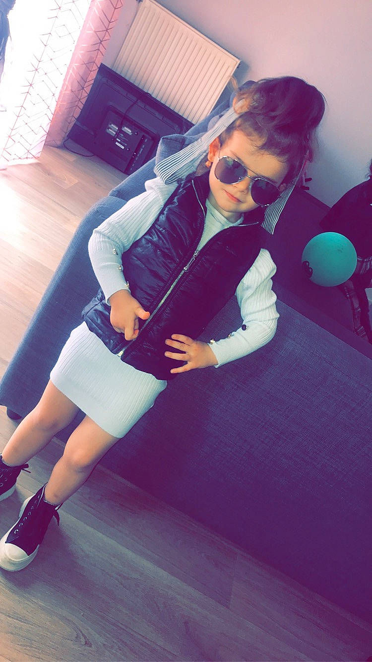 Madison participe au concours pour gagner de l'argent avec cette photo : cool, eyewear, face, fashion, flash_photography, floor, footwear, glasses, goggles, joint, knee, leg, person, purple, shoe, shoulder, sportswear, sunglasses, thigh, vision_care