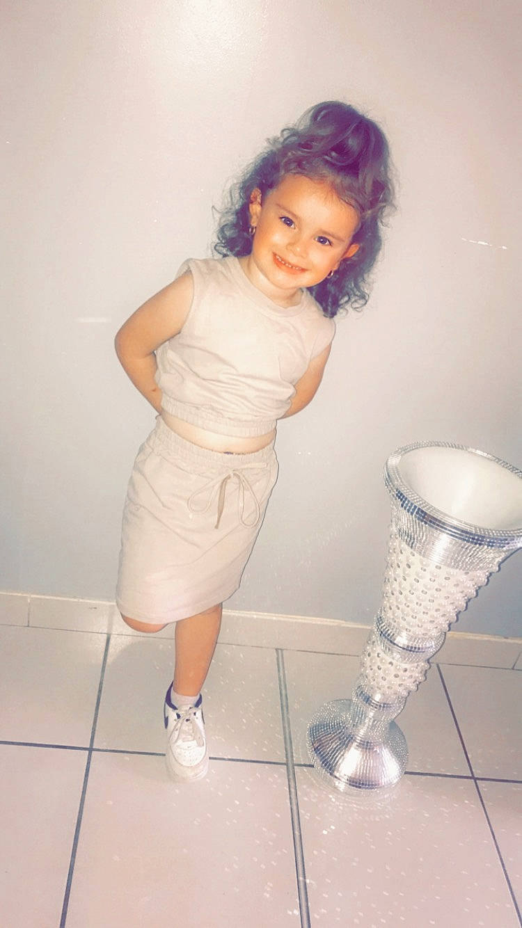 Madison a rejoint le concours — aidez-le/la à gagner de superbes lots ! arm, drinkware, elbow, face, flash_photography, flooring, fun, hair, head, human_leg, joint, joy, knee, leg, person, shoulder, smile, sneakers, standing, thigh