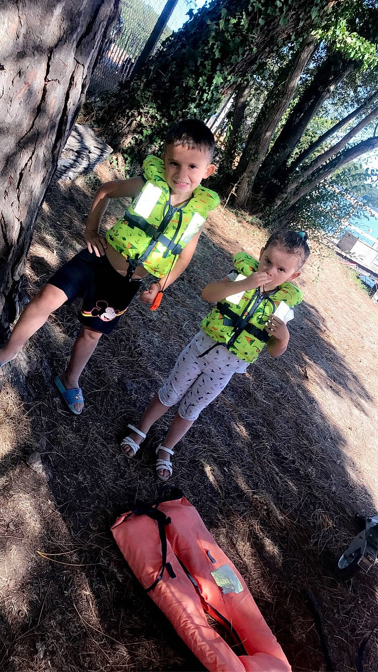 Maydan participe au concours pour gagner de l'argent avec cette photo : adventure, cool, fun, grass, human_leg, joy, leg, leisure, person, personal_protective_equipment, plant, recreation, sandal, shoe, shorts, snapshot, sneakers, soil, summer, t_shirt