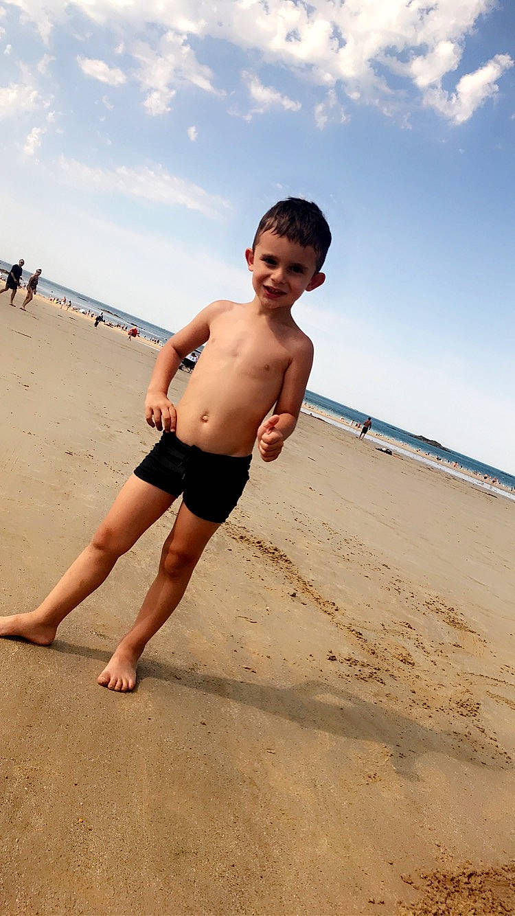 Maydan a rejoint le concours — aidez-le/la à gagner de superbes lots ! barechested, barefoot, beach, bermuda_shorts, board_short, chest, cloud, flash_photography, foot, gesture, happy, joy, leg, leisure, people_in_nature, people_on_beach, person, shorts, sky, trunk