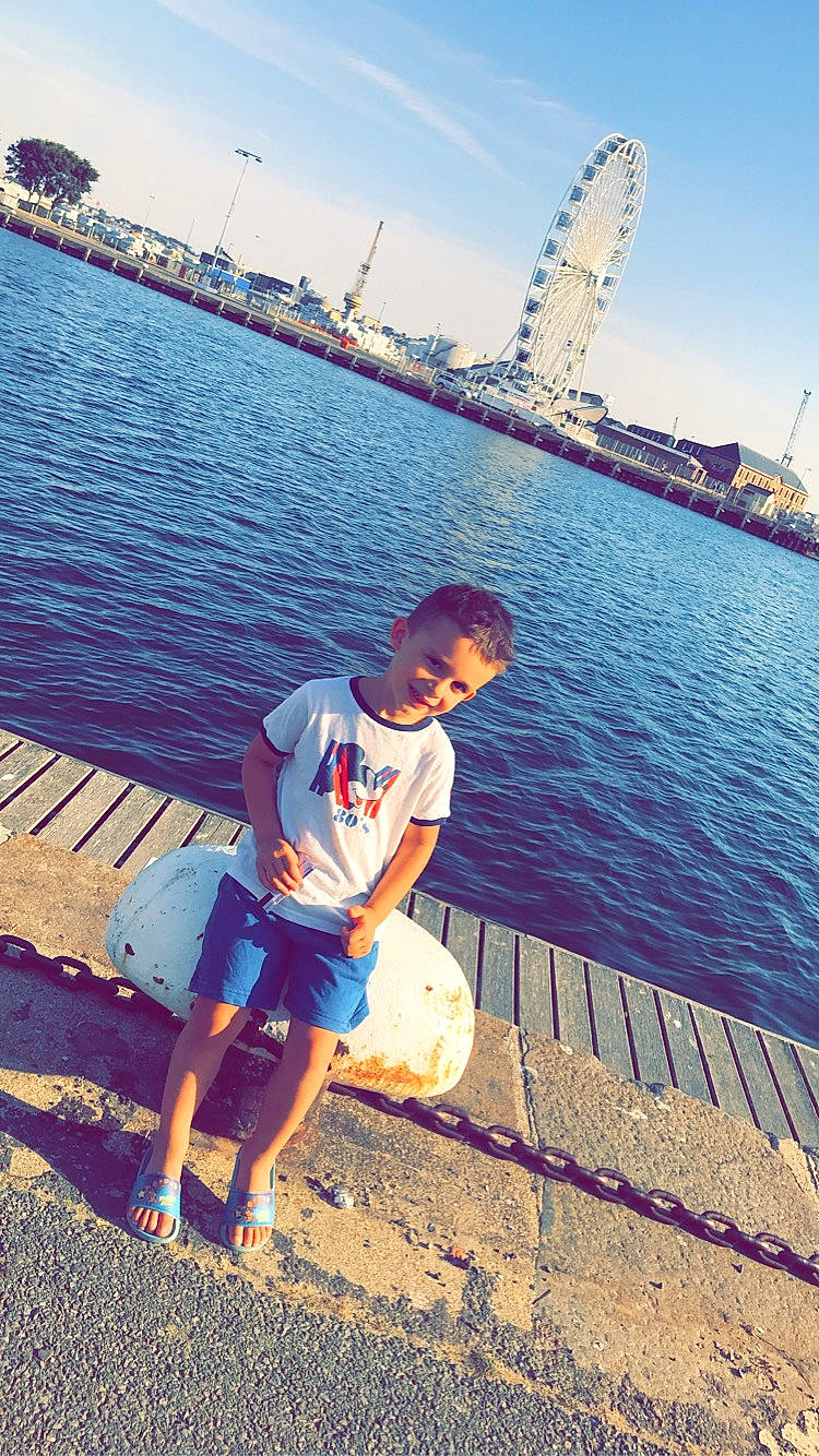 Maydan participe au concours pour gagner de l'argent avec cette photo : blue, cool, daytime, happy, horizon, joy, lake, leisure, line, morning, people_in_nature, person, photograph, shorts, sky, summer, sunlight, sunset, tower, travel