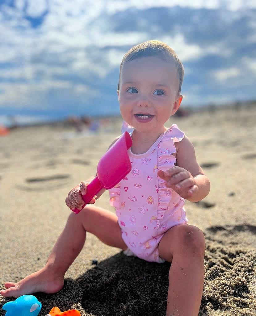Inaya a rejoint le concours — aidez-le/la à gagner de superbes lots ! baby, baby_toddler_clothing, beach, beauty, child, cloud, fun, happy, joy, leisure, people, people_in_nature, people_on_beach, person, sand, sitting, sky, smile, summer, sunlight