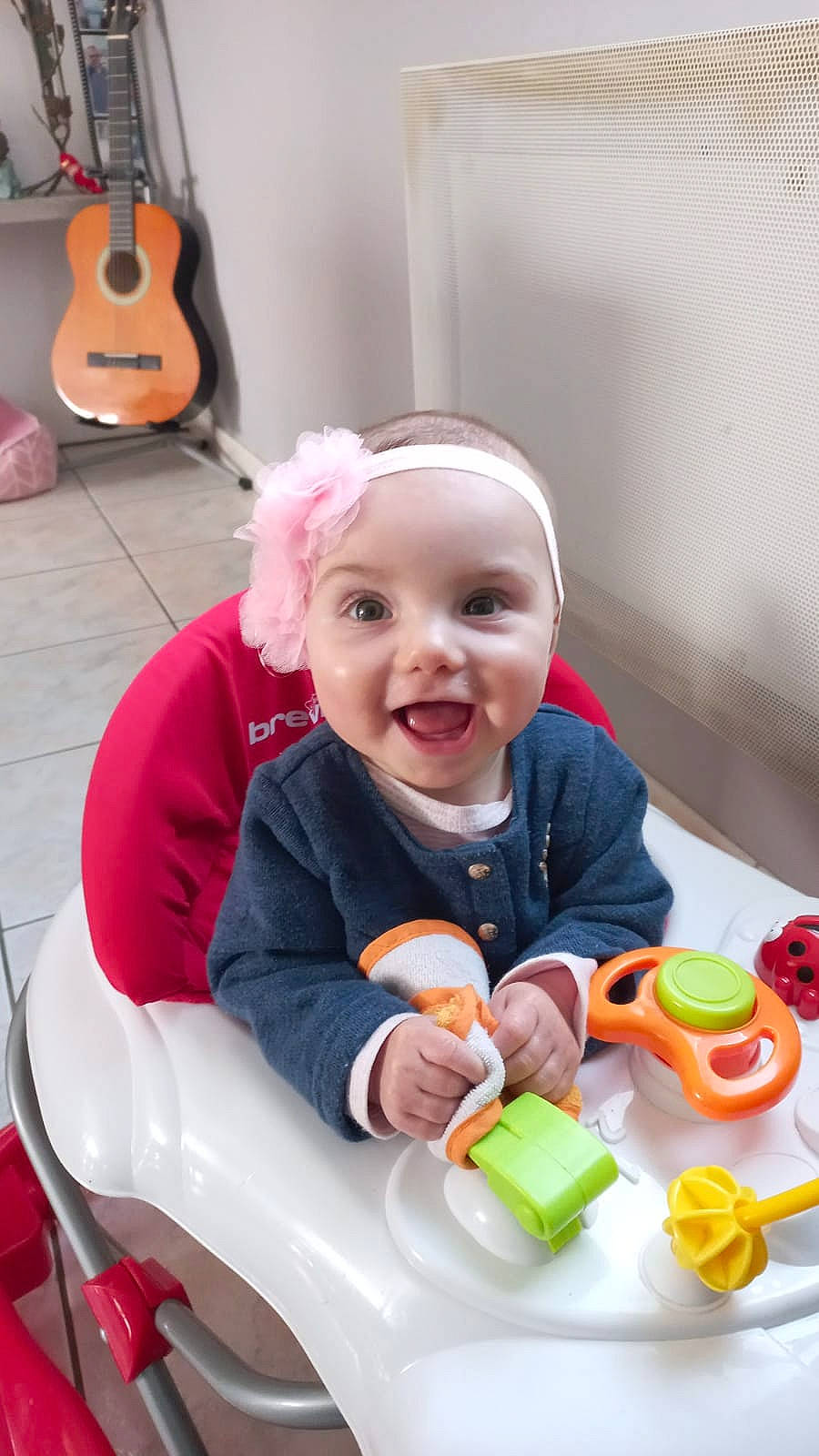 Inaya a rejoint le concours — aidez-le/la à gagner de superbes lots ! baby, baby_playing_with_toys, baby_toddler_clothing, child, folk_instrument, fun, green, guitar, happy, musical_instrument, people, person, plucked_string_instruments, riding_toy, skin, smile, string_instrument, tableware, toddler, white