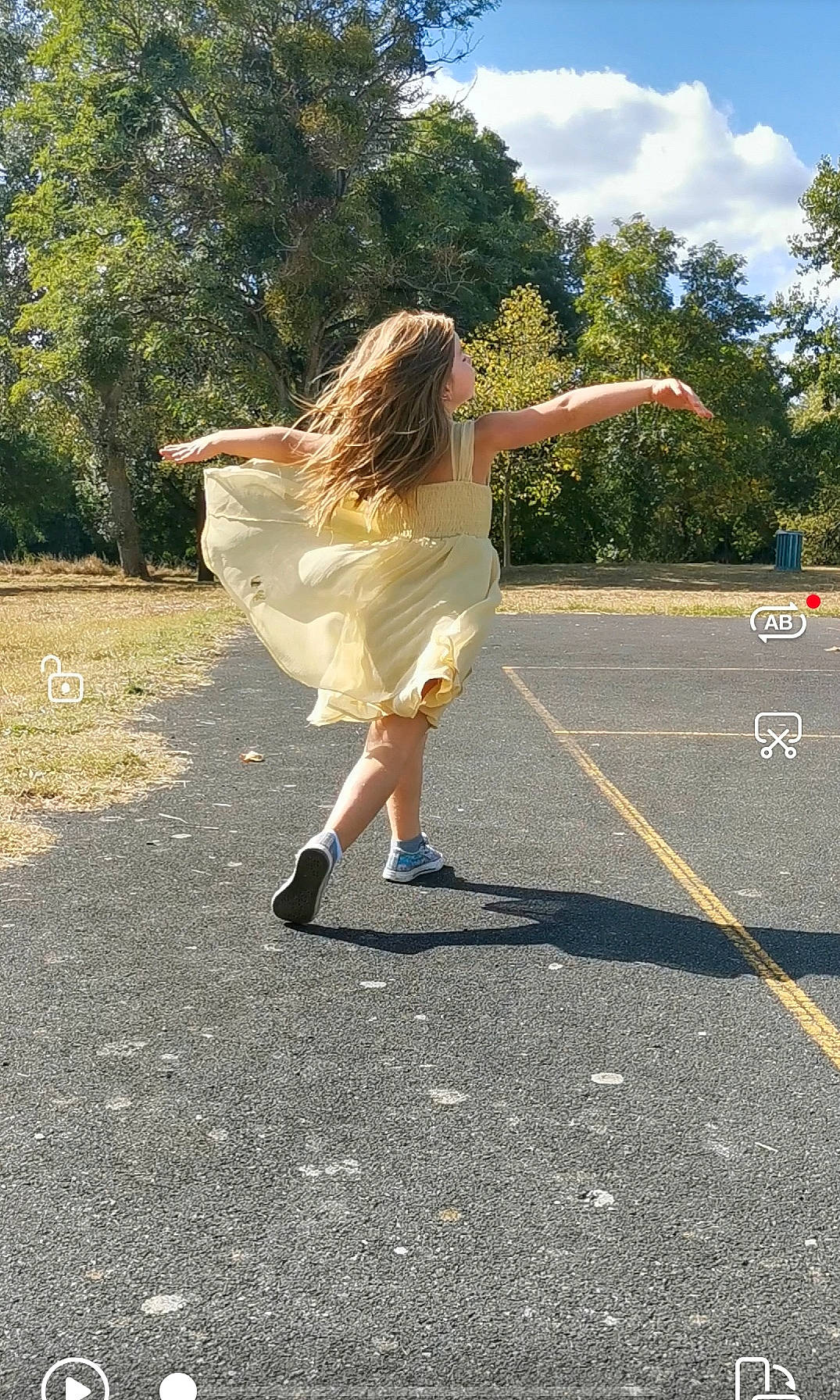 Isaora a rejoint le concours — aidez-le/la à gagner de superbes lots ! asphalt, blond, dance, event, flash_photography, fun, grass, happy, human_leg, landscape, leisure, people_in_nature, person, plant, recreation, road, road_surface, sky, street_fashion, tree