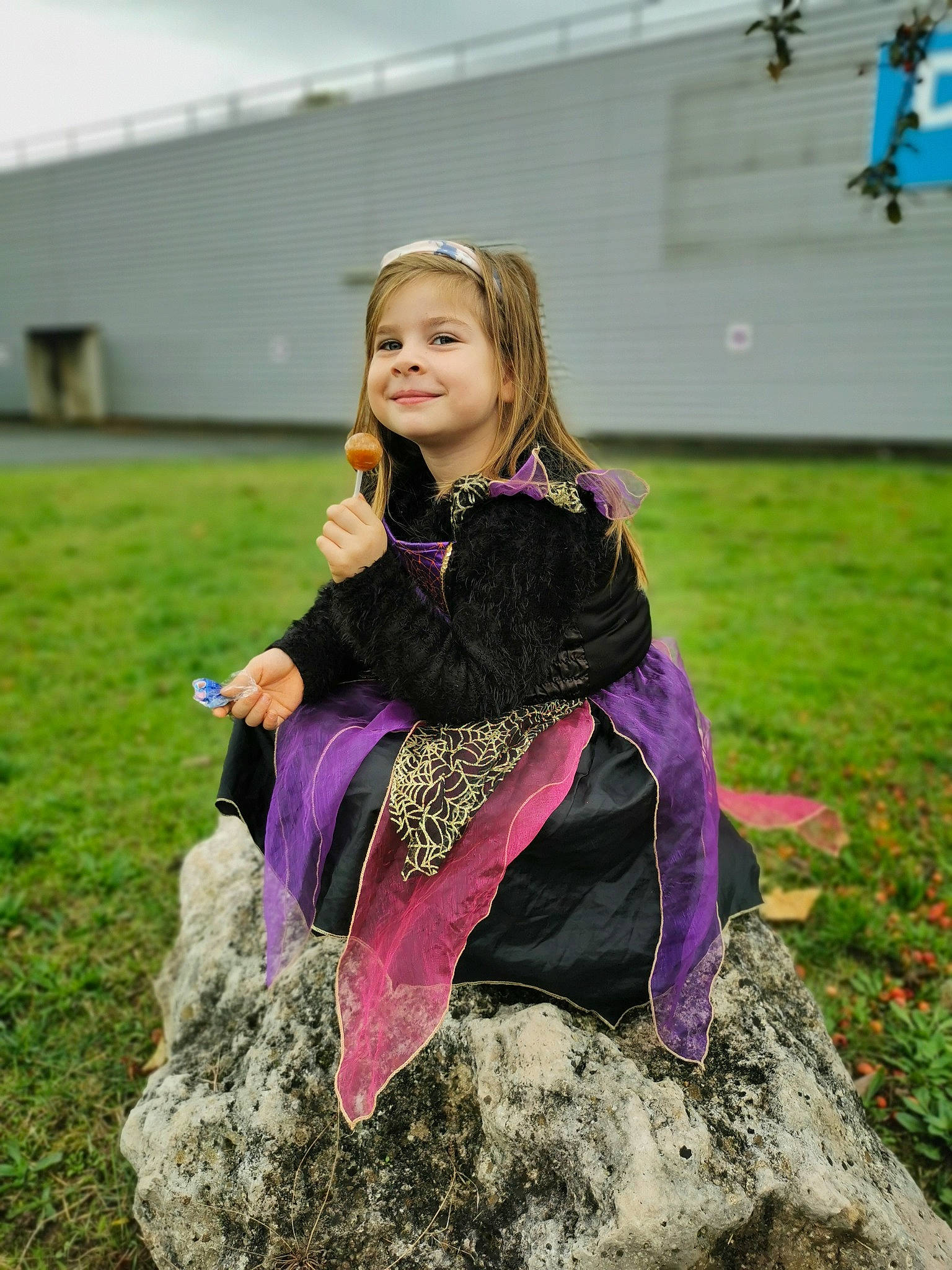 Isaora a rejoint le concours — aidez-le/la à gagner de superbes lots ! blond, child, costume, fashion_design, fun, fur, grass, happy, jacket, joy, leisure, magenta, people_in_nature, person, pink, recreation, scarf, sitting, sleeve, smile
