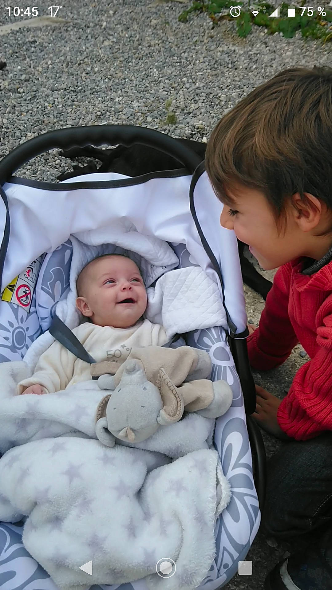 Melina participe au concours pour gagner de l'argent avec cette photo : baby, baby_products, child, comfort, person, product, sibling, skin, toddler