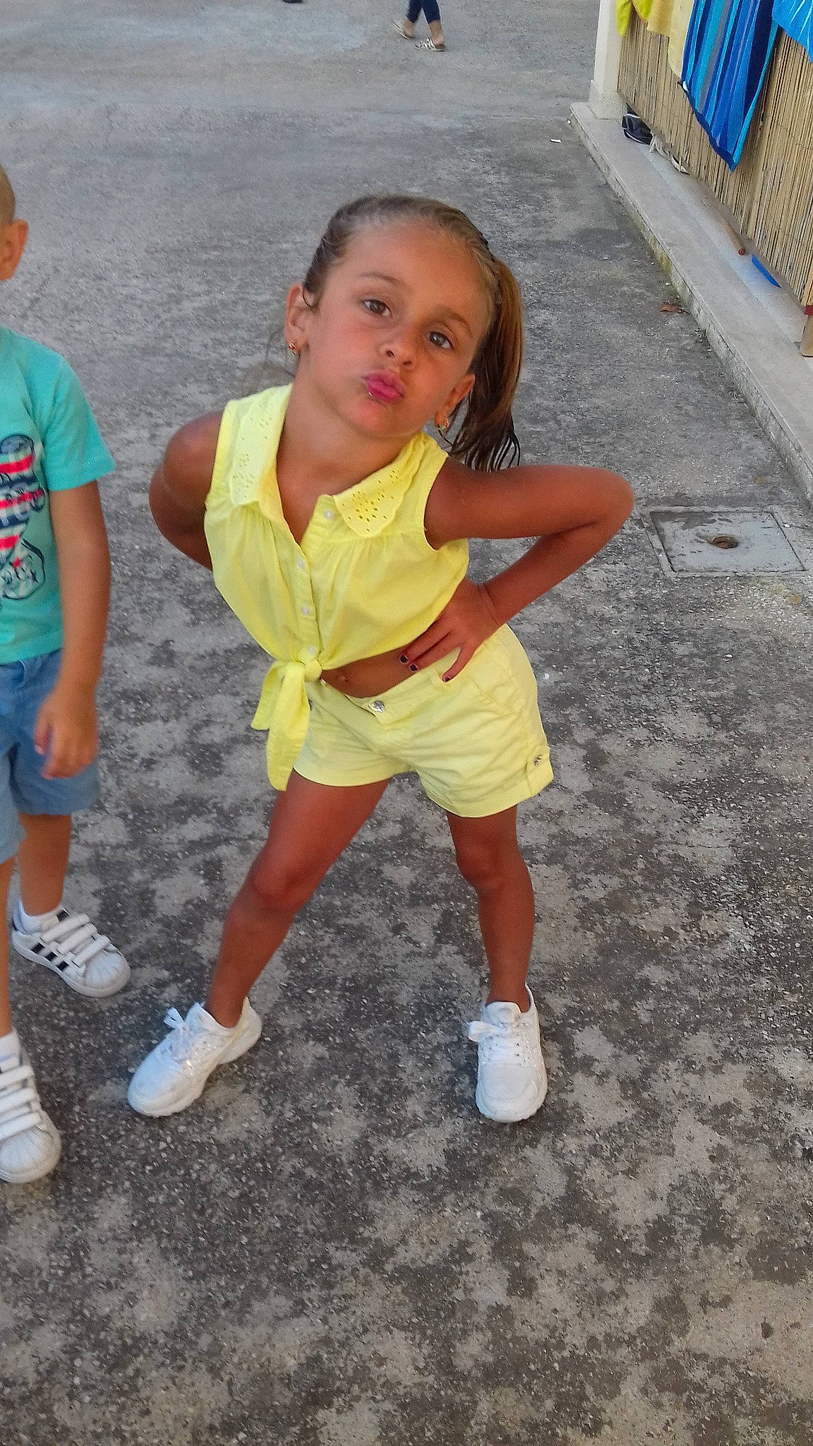 Laora a rejoint le concours — aidez-le/la à gagner de superbes lots ! child, day, facial_expression, fun, girl, happiness, leg, leisure, person, play, product, recreation, smile, standing, summer, toddler, vacation, yellow