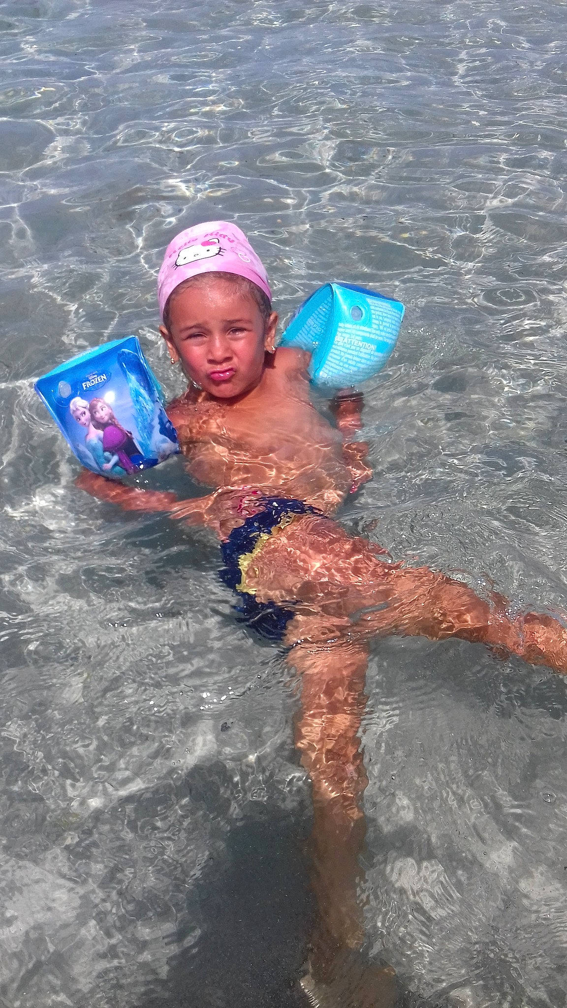 Laora a rejoint le concours — aidez-le/la à gagner de superbes lots ! beach, fun, girl, headgear, leisure, person, personal_protective_equipment, recreation, sand, sea, summer, swimming, swimwear, vacation, water, water_sport, wave