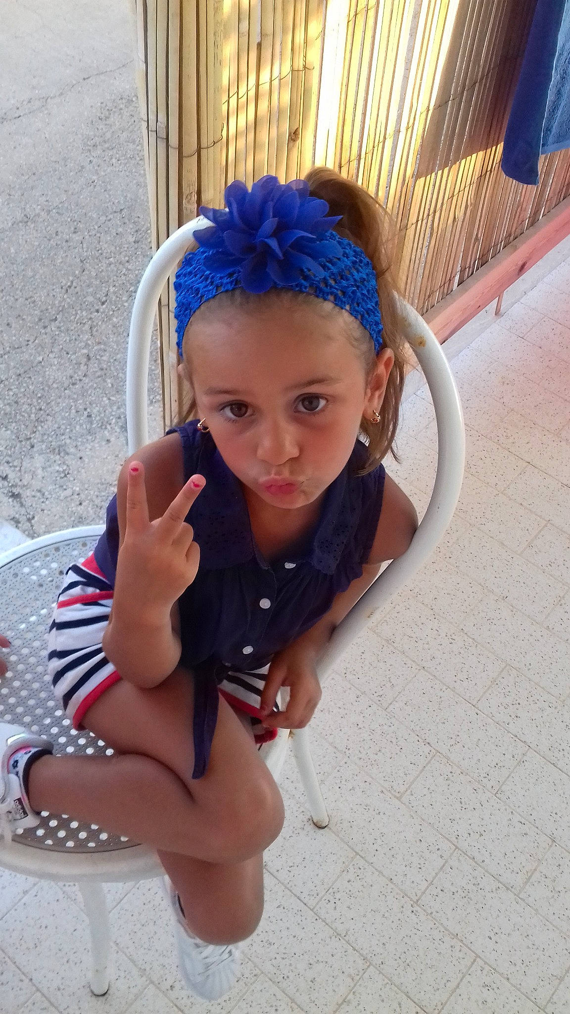 Laora participe au concours pour gagner de l'argent avec cette photo : child, cool, fun, girl, hair, hair_accessory, hairstyle, headgear, human_hair_color, person, product, skin, smile, toddler, vacation
