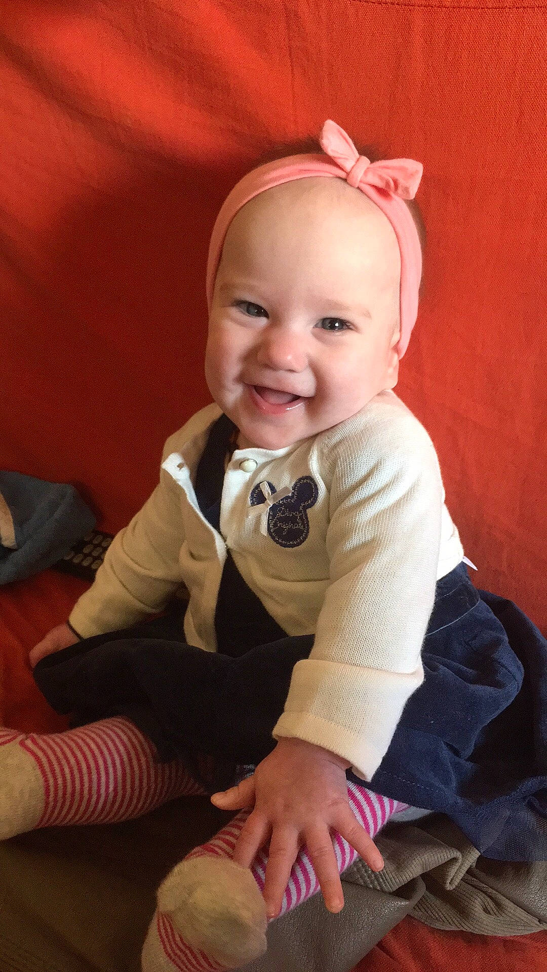 Tanaïs participe au concours pour gagner de l'argent avec cette photo : cheek, child, day, ear, eye, fun, girl, hair_accessory, headband, headgear, infant, joy, person, pink, product, sitting, skin, smile, textile, toddler