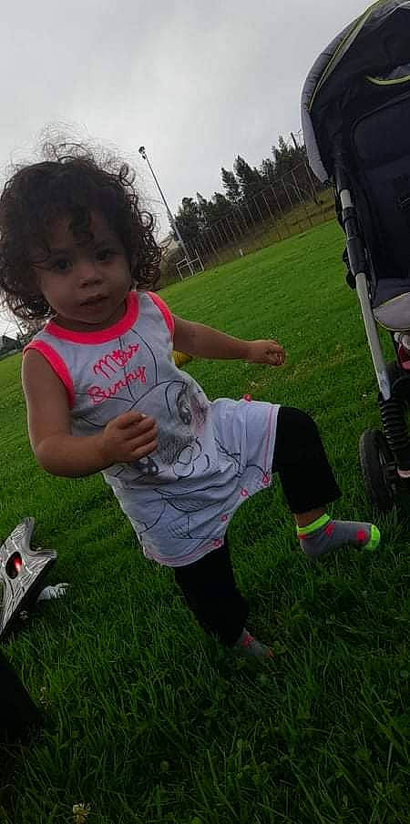 Katharina participe au concours pour gagner de l'argent avec cette photo : child, fun, grass, grassland, happy, lawn, leisure, mammal, person, plant, play, recreation, shorts, sitting, sky, soil, t_shirt, toddler, tree, vehicle_door