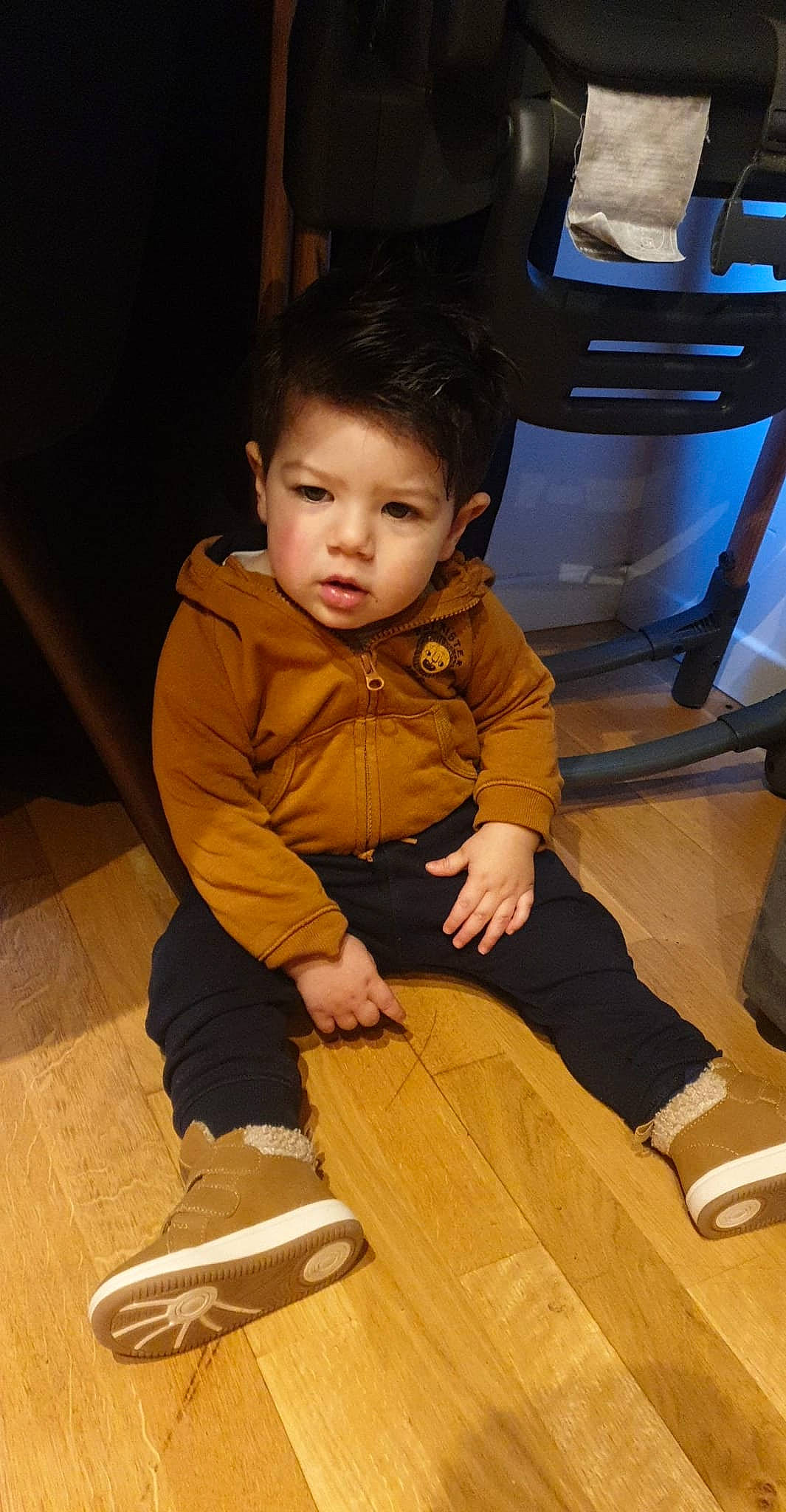 Hugo a rejoint le concours — aidez-le/la à gagner de superbes lots ! chair, cheek, flash_photography, floor, flooring, foot, fun, hardwood, human_leg, person, room, shoe, sitting, skin, sleeve, sneakers, standing, toddler, varnish, wood
