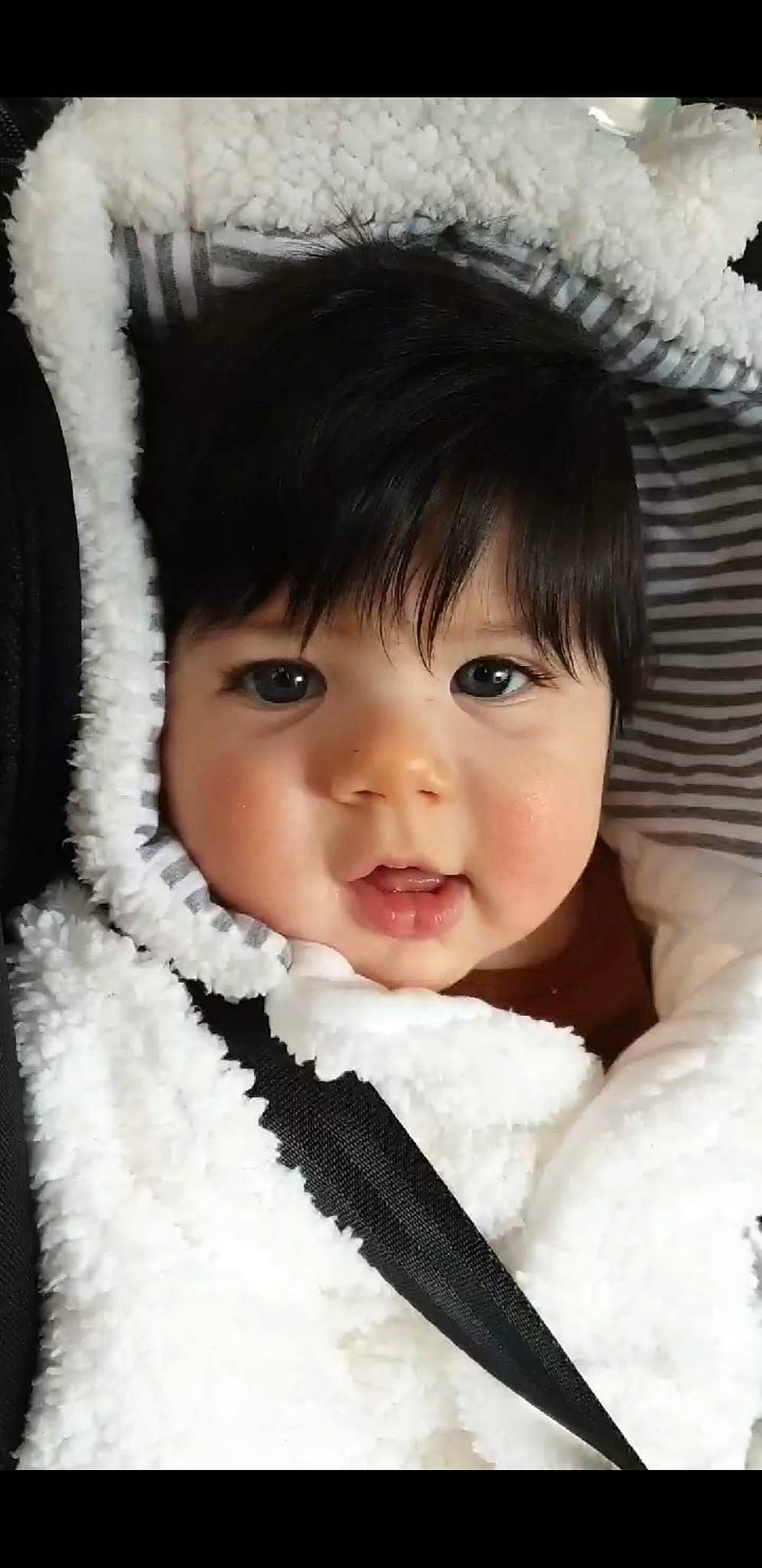 Hugo a rejoint le concours — aidez-le/la à gagner de superbes lots ! black_hair, cheek, chin, eye, eyebrow, eyelash, flash_photography, hair, hairstyle, happy, head, iris, jaw, lip, mouth, nose, outerwear, person, skin, sleeve