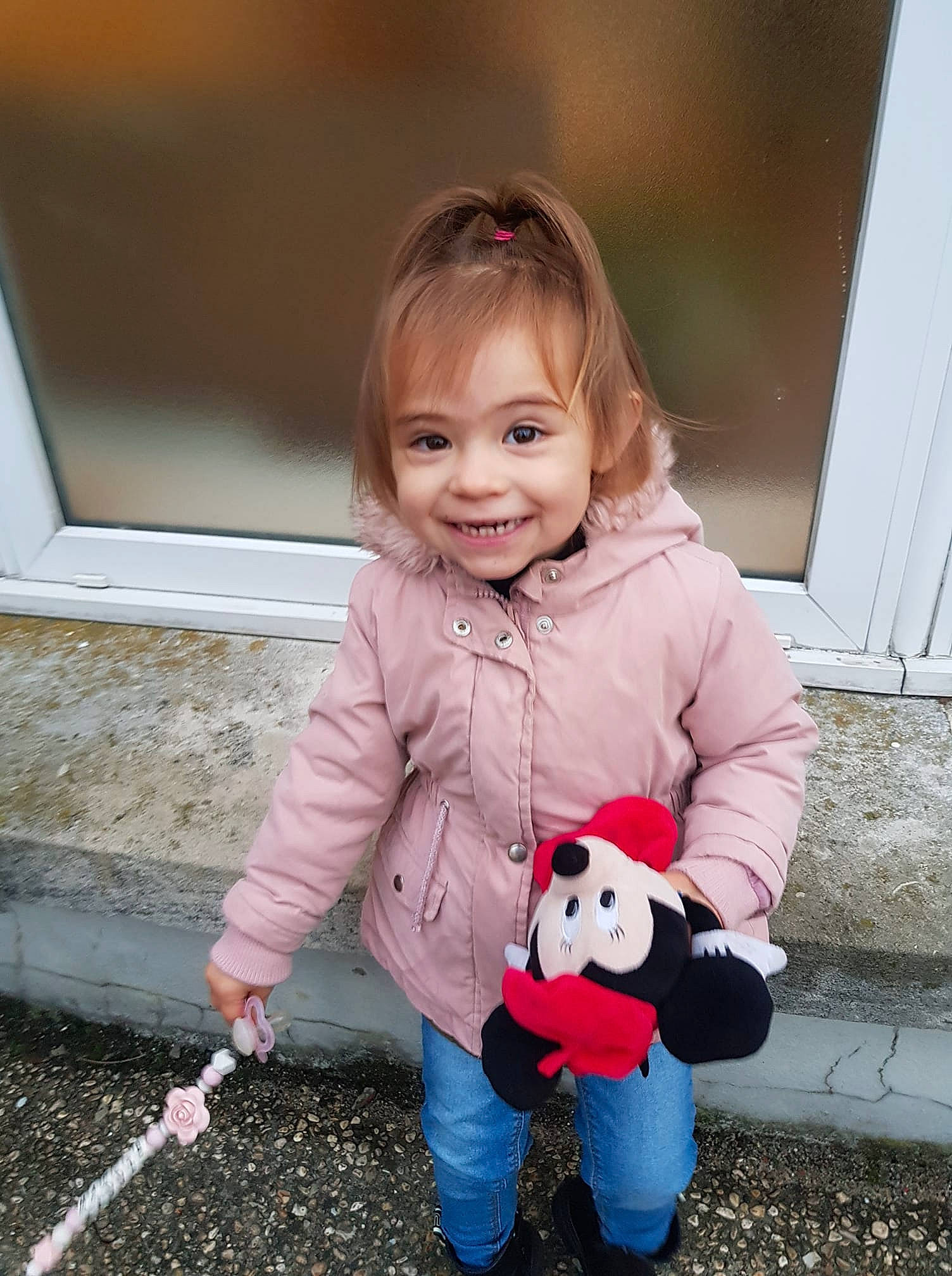 Maddie a rejoint le concours — aidez-le/la à gagner de superbes lots ! baby_toddler_clothing, child, facial_expression, flooring, fun, grass, hair, happy, jeans, joy, nose, organ, outerwear, people, person, pink, sleeve, smile, standing, toddler