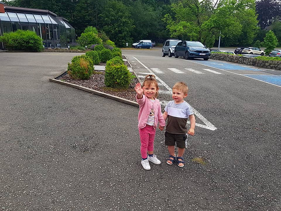 Maddie participe au concours pour gagner de l'argent avec cette photo : asphalt, car, dress, driveway, fun, grass, human_settlement, joy, landscape, leaf, leisure, people_in_nature, person, plant, recreation, road, road_surface, sidewalk, tar, toddler